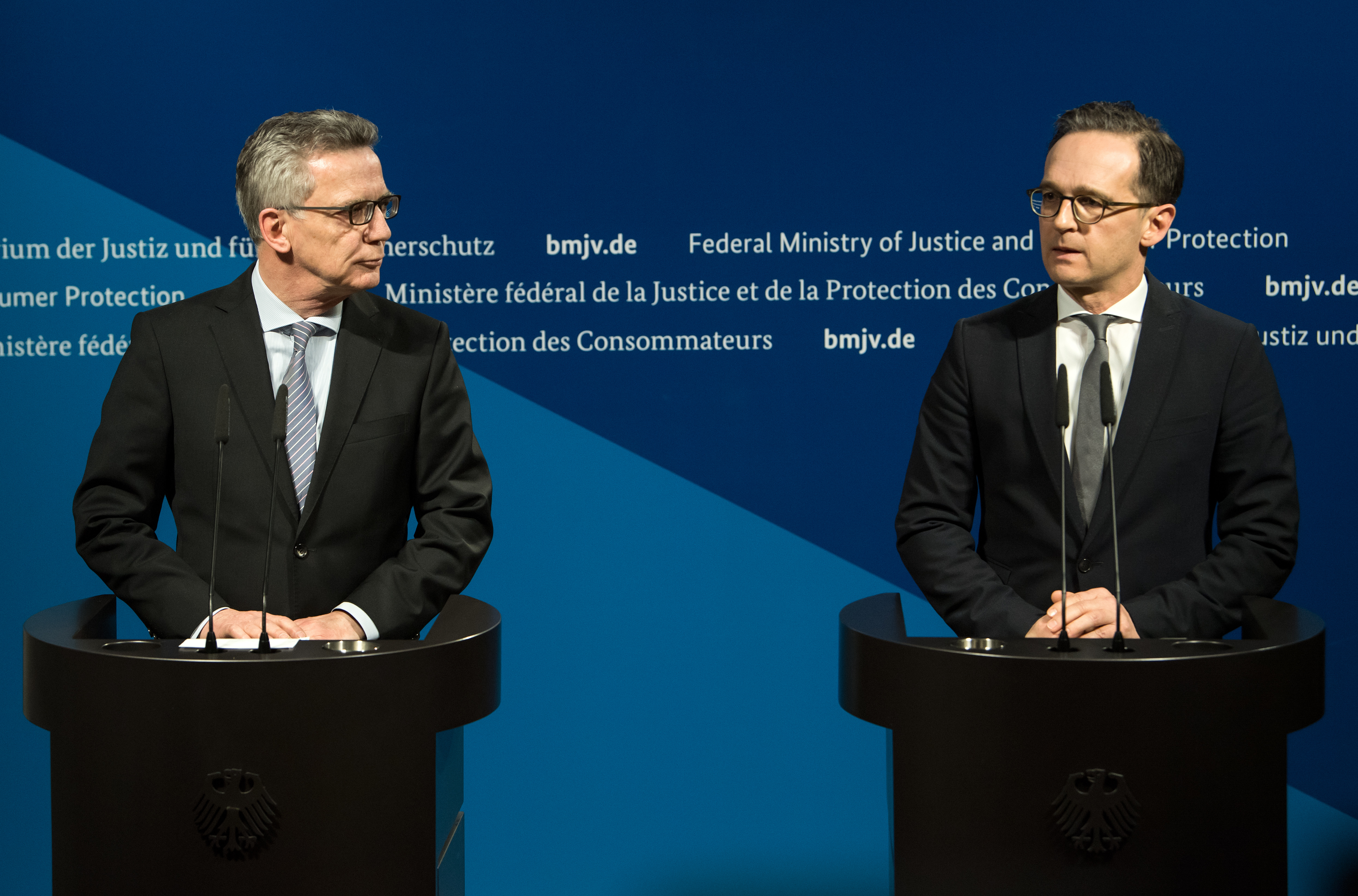 Mehr Sicherheit vor Terror: Darauf setzen Bundesjustizminister Heiko Maas (r.) und Bundesinnenminister Thomas de Maiziere.