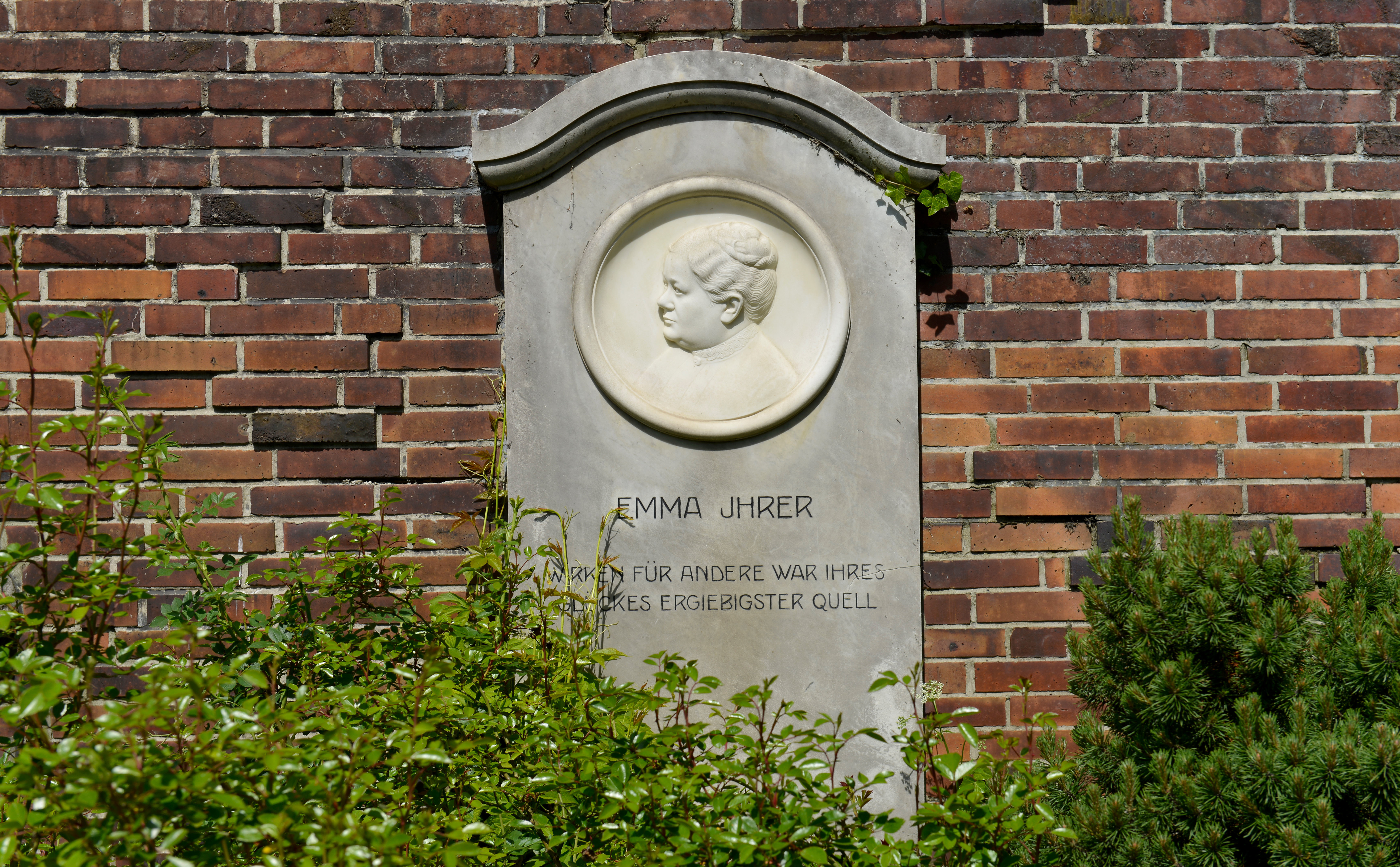 Grabstein von Emma Ihrer in der Gedenkstätte der Sozialisten in Berlin-Lichtenberg