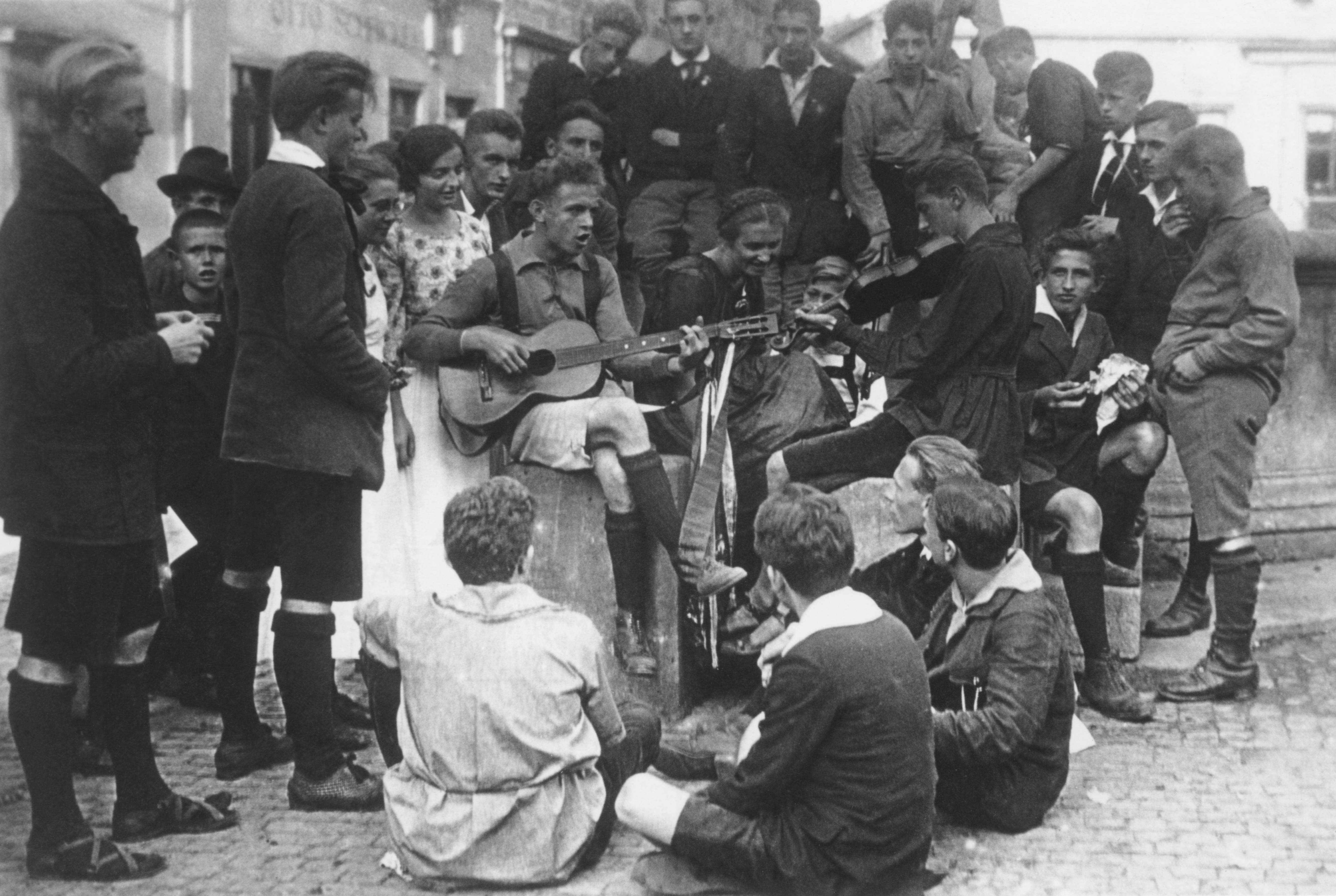 Eine Gruppe der Sozialistischen Arbeiterjugend im Sommer 1920 auf dem Marktplatz in Weimar: Gemeinsam mit Erich Ollenhauer wurde Max Westphal hier in den Hauptvorstand gewählt.