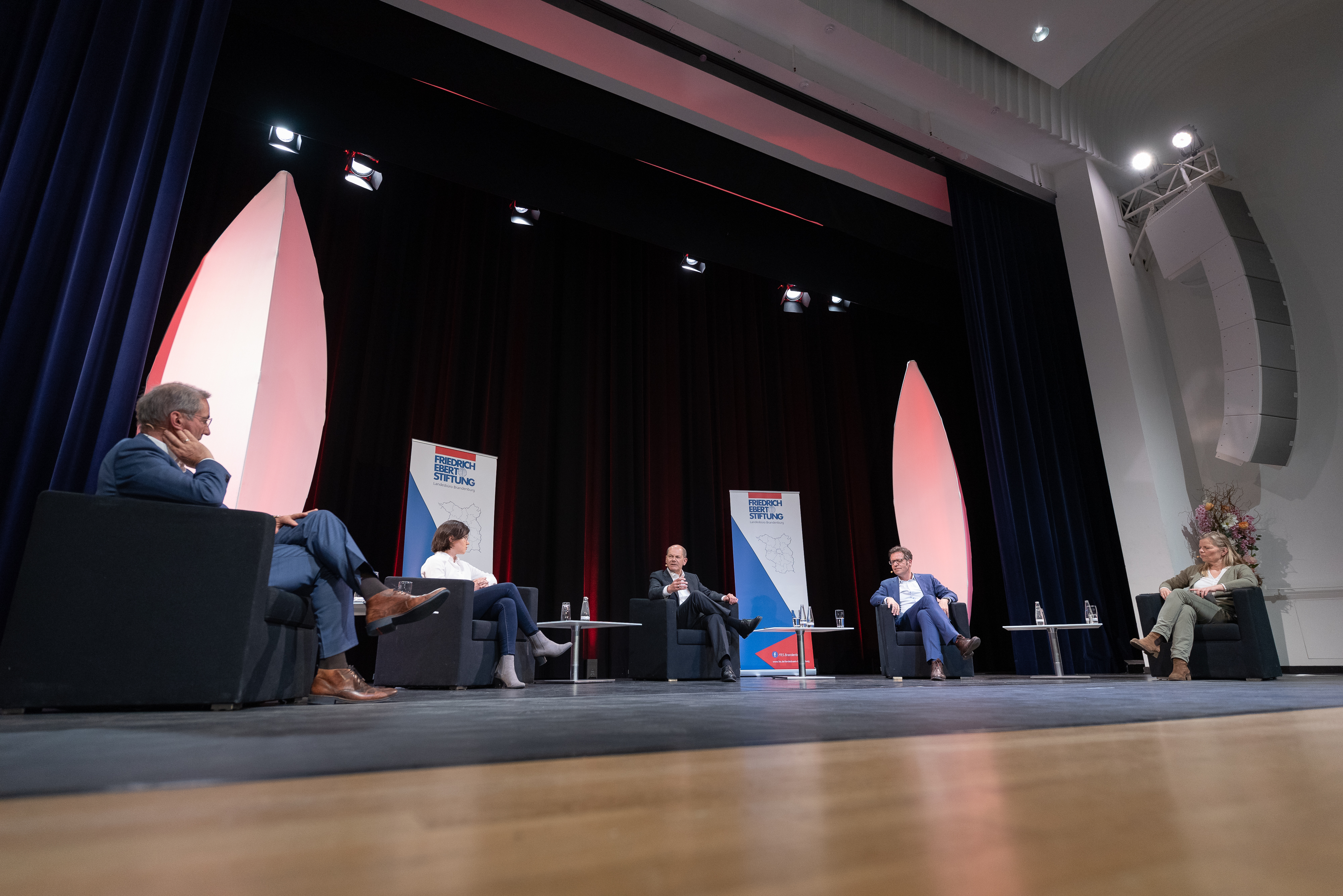 Diskutieren über die Mission Zukunft Ost (v.l.): Matthias Platzeck, Anne Hähnig, Olaf Scholz, Steffen Mau und Moderatorin Katharina Gerlach.