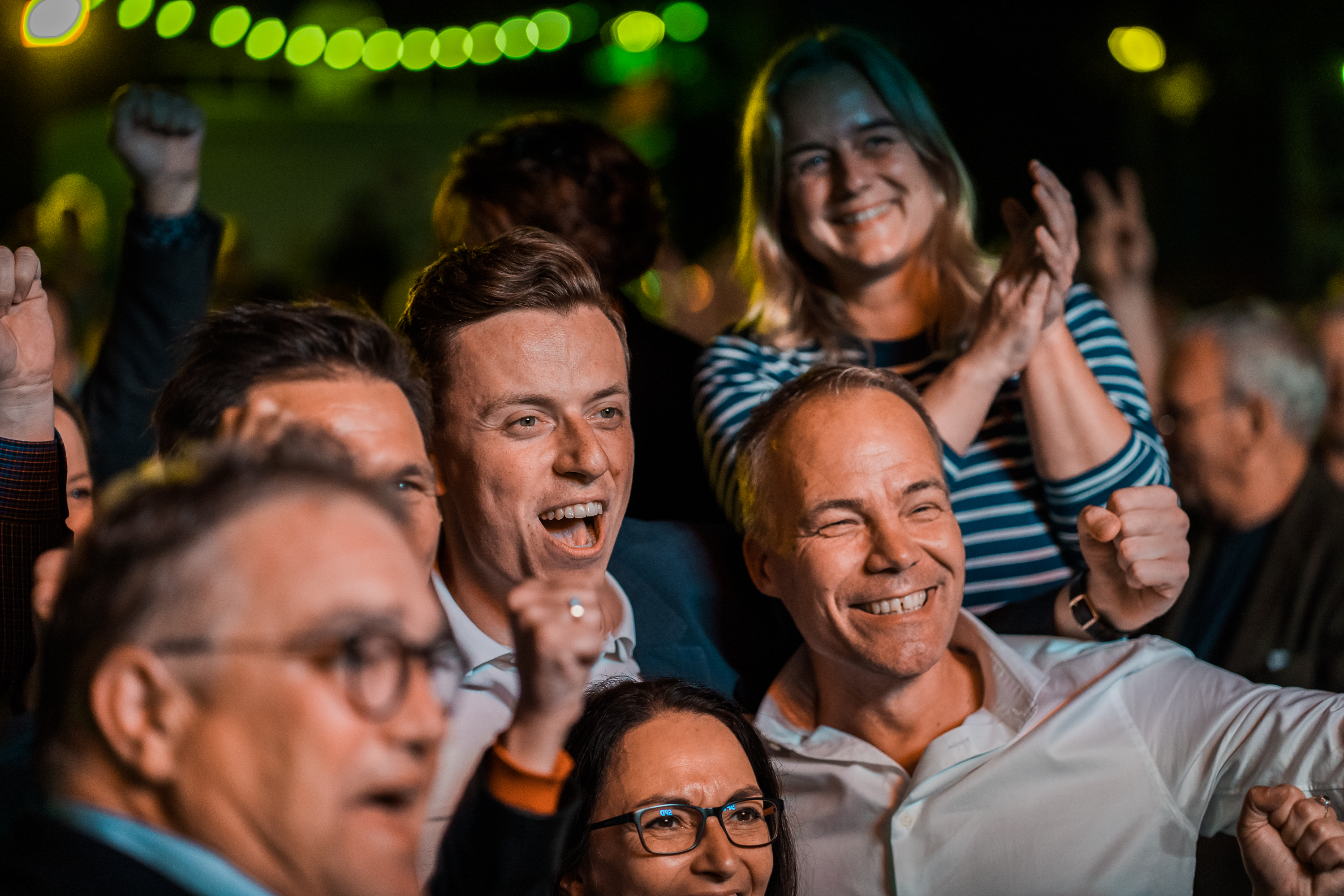 Wahlsieg in Hannover: Adis Ahmetovic (mitte) mit Yasmin Fahimi und Matthias Miersch. 