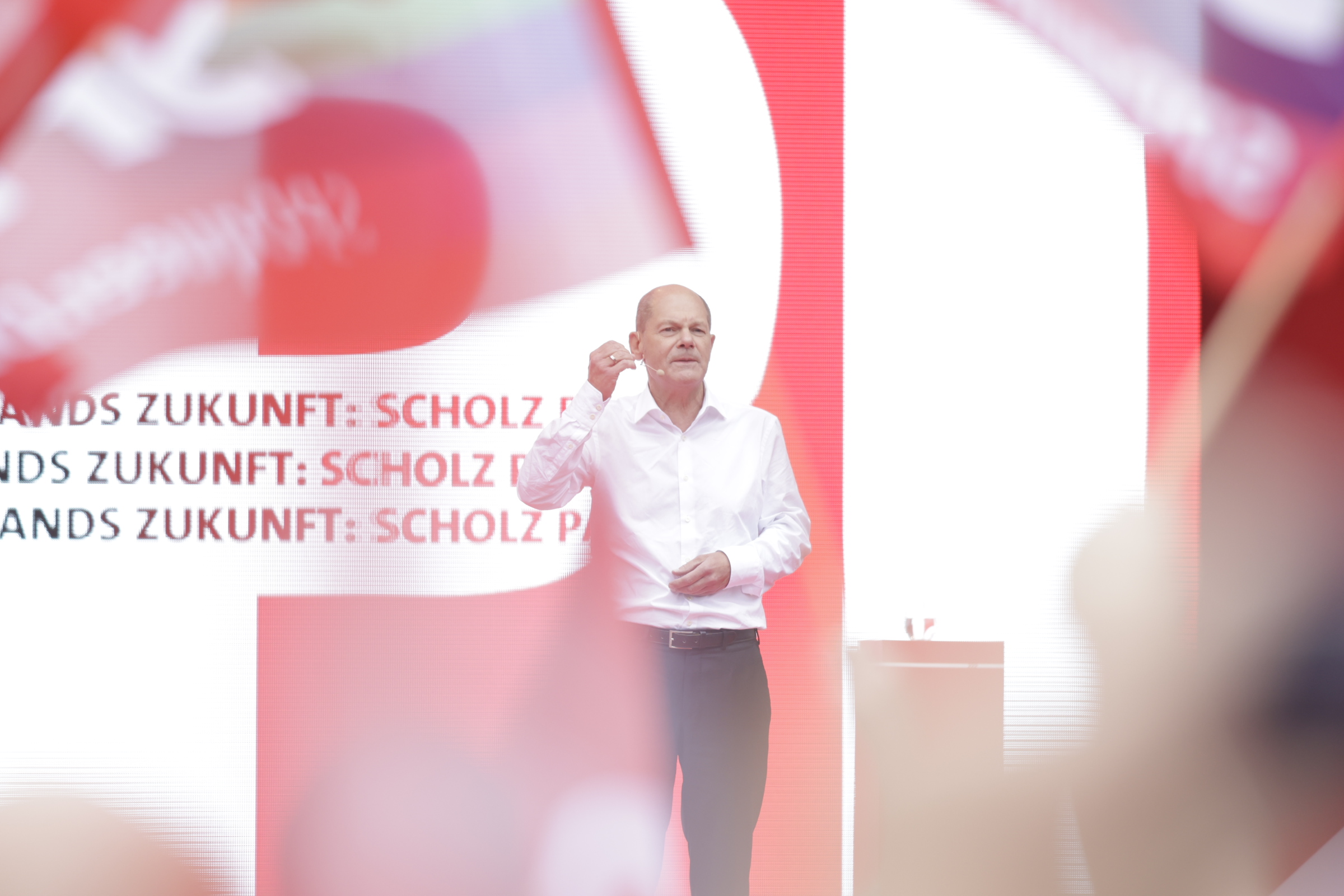 SPD-Kanzlerkandidat Olaf Scholz sorgt beim Wahlkampfabschluss in Köln für gute Stimmung.