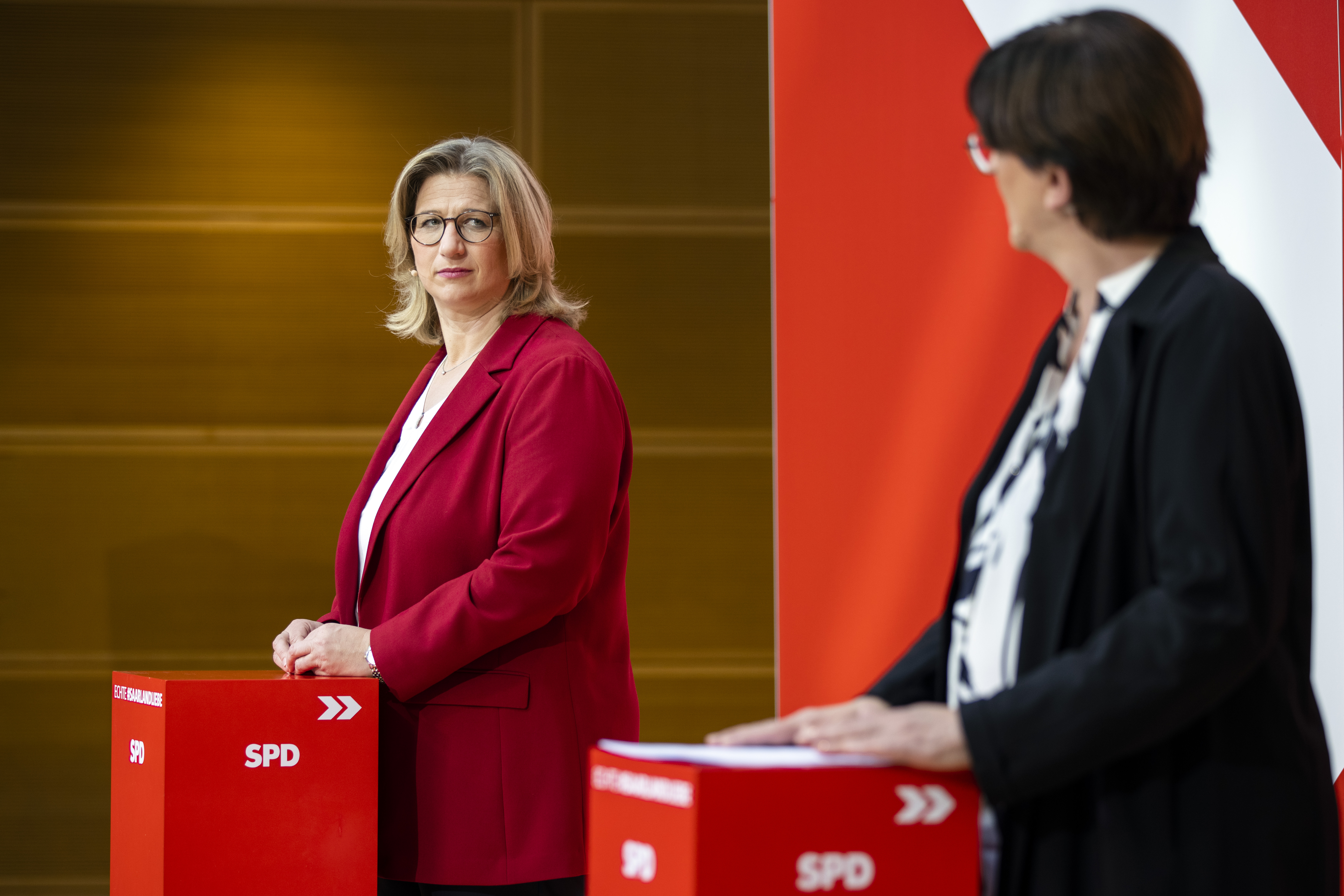 Seit‘ an Seit‘ im Willy-Brandt-Haus: Anke Rehliner (l.), SPD-Wahlsiegerin im Saarland, mit der Parteivorsitzenden Saskia Esken bei der gemeinsamen Presskonferenz am 28. März 2022.