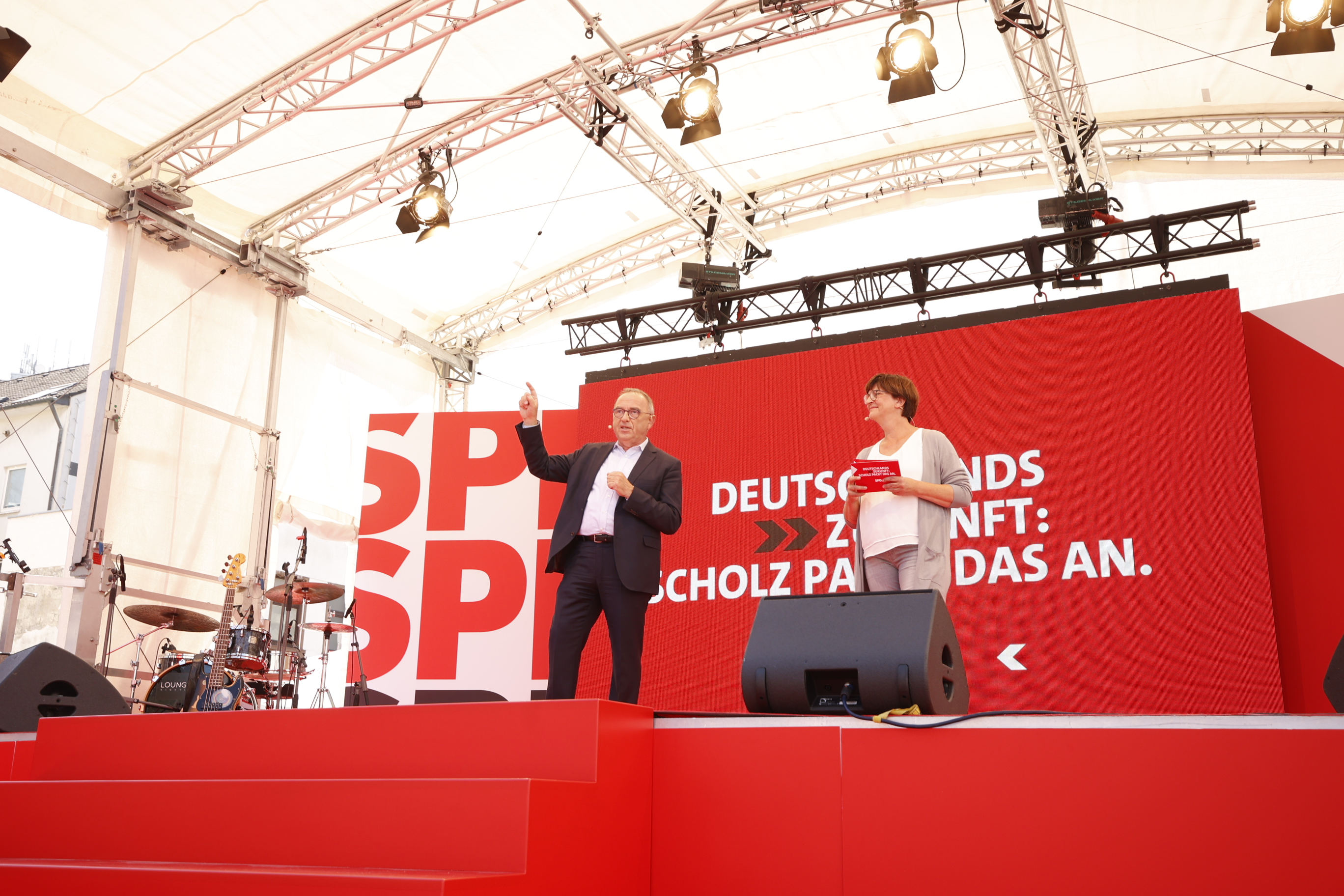 SPD-Vorsitzende Saskia Esken und Norbert Walter-Borjans beim Wahlkampfauftakt in Bochum: Der Plan geht geht auf.