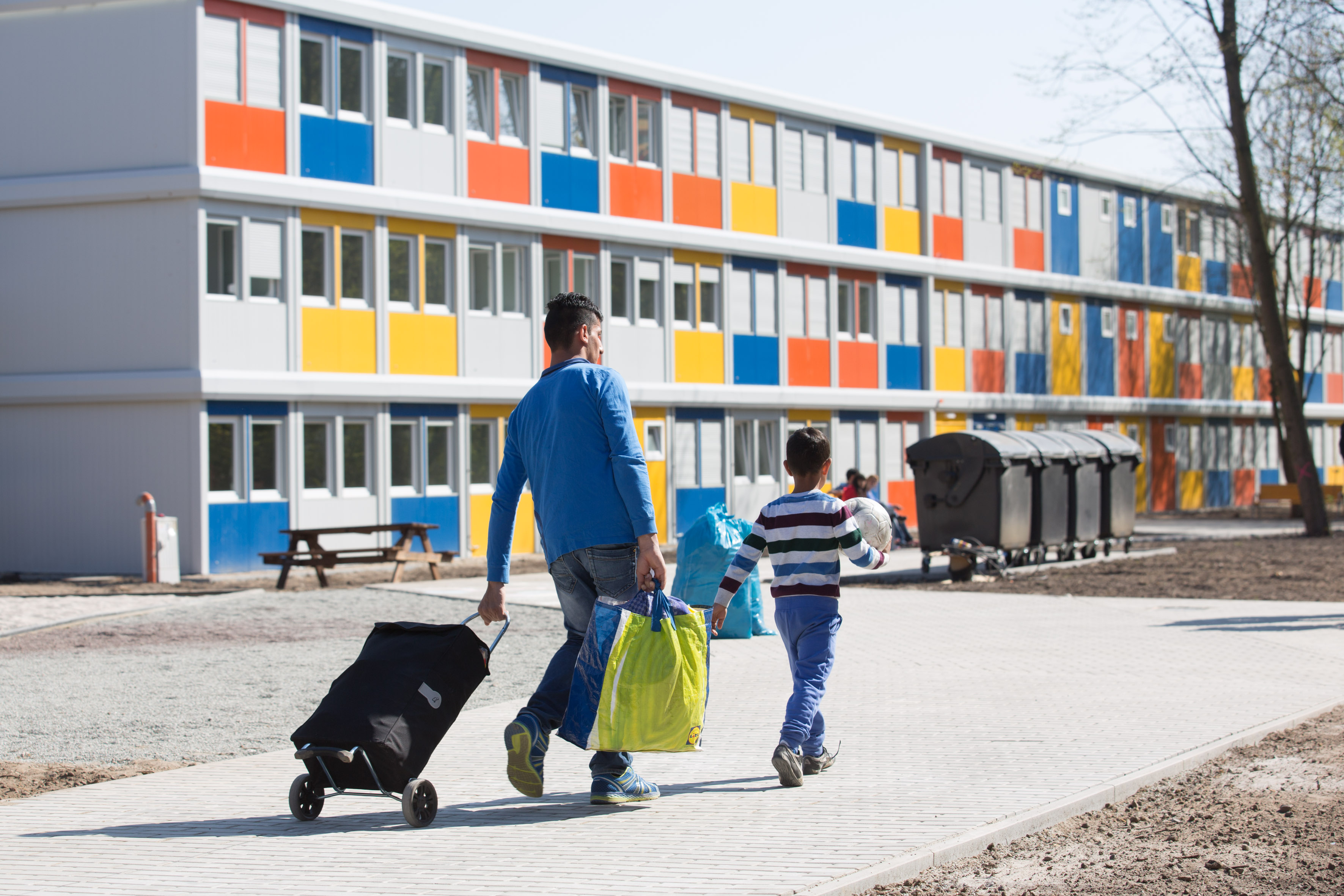 Praktische Hilfe nötig: Flüchtlinge beziehen das neue Flüchtlingsheim in Berlin-Buch