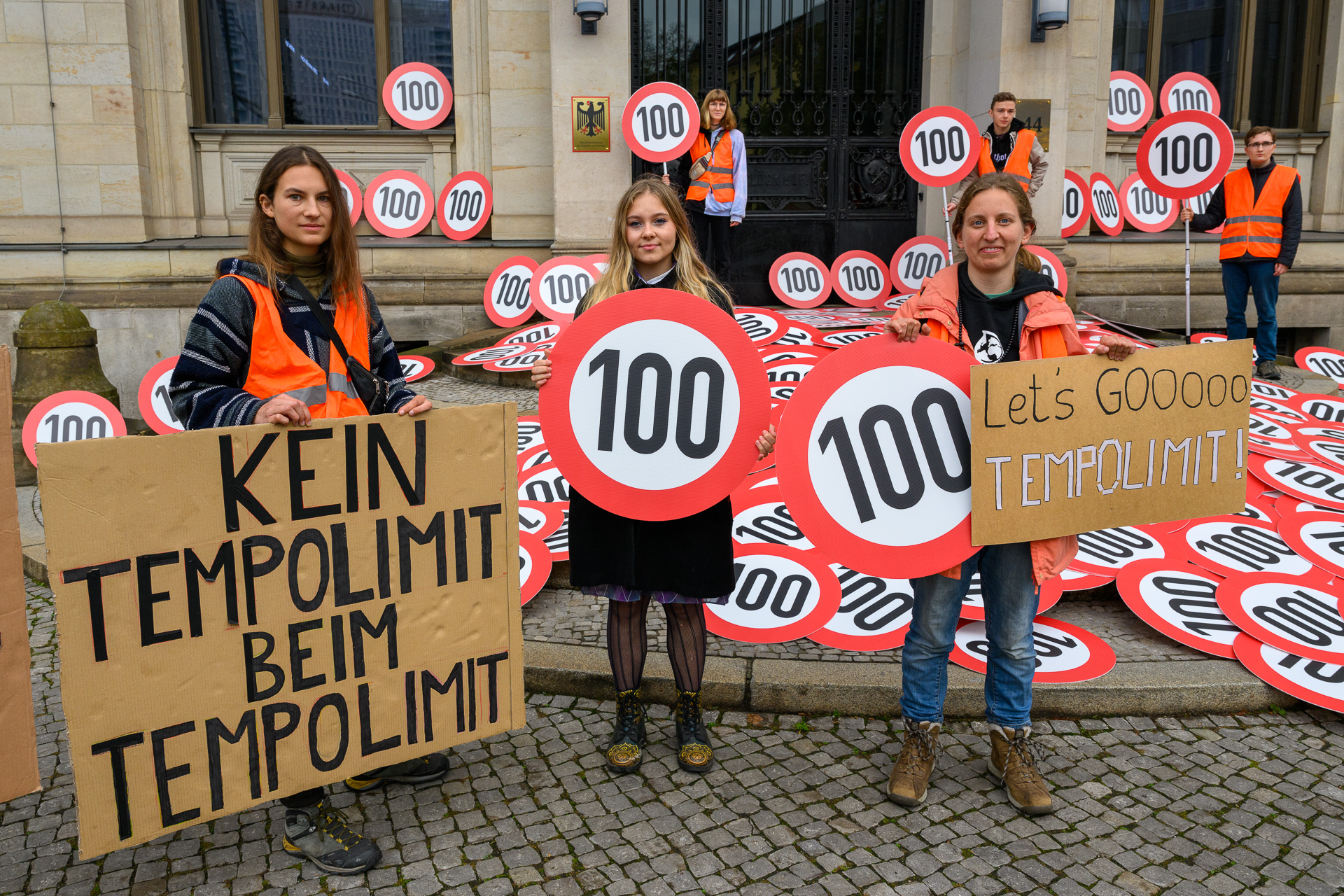 Aktion für Tempo 100: Aktivist*innen vor dem Bundesverkehrsministerium (2022)