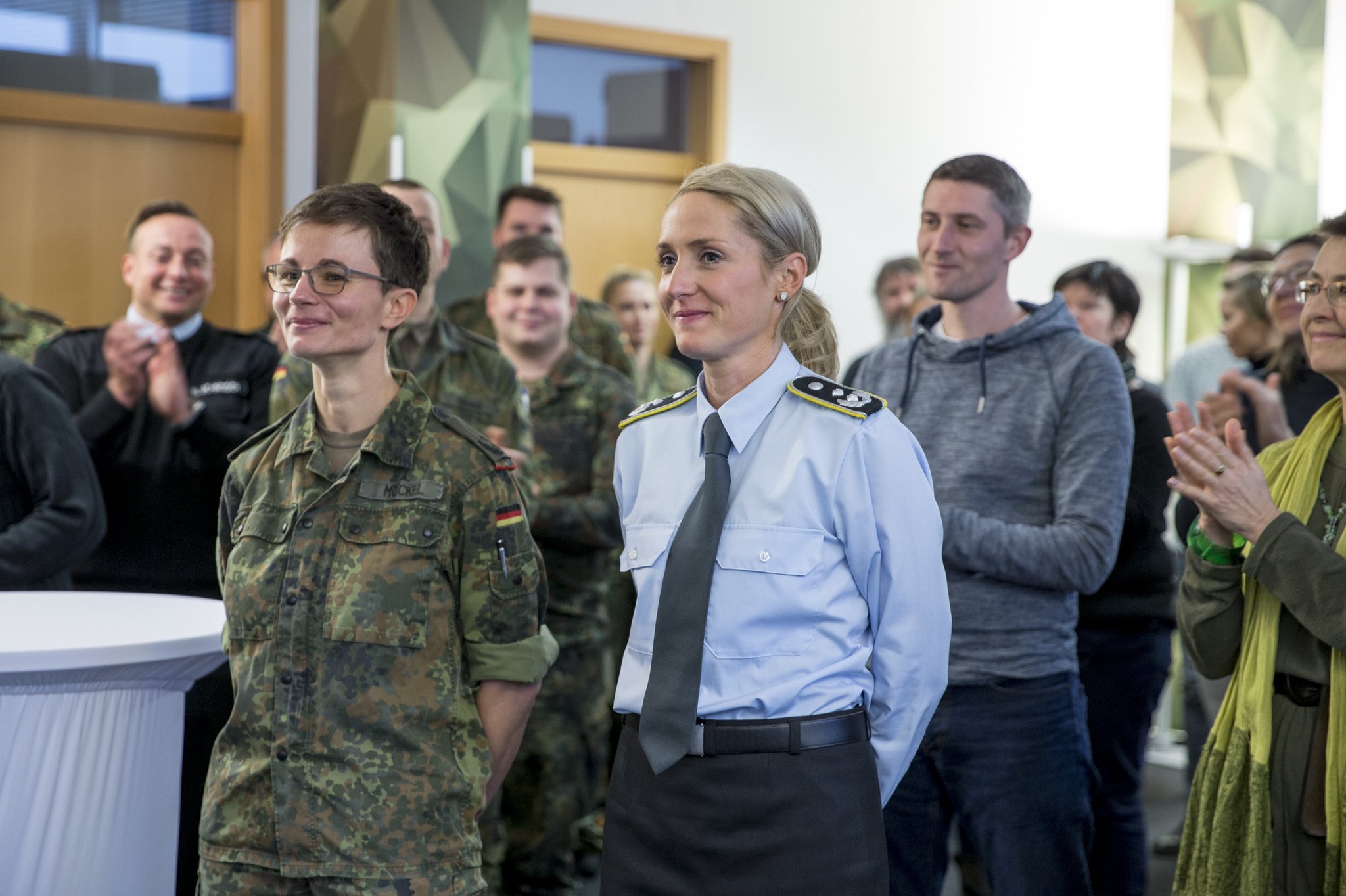 (Fast) allein unter Männer: Vor 20 Jahren begann Anne Bressem die Ausbildung bei der Bundeswehr, als eine der ersten Frauen an der Waffe.