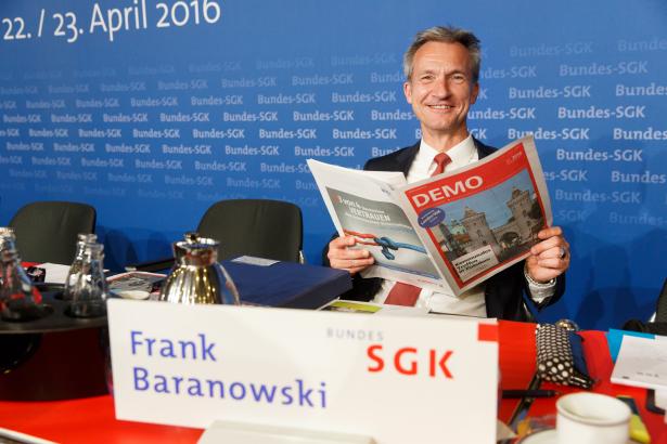 Treuer Leser: Als Vorsitzender der Bundes-SGK ist Gelsenkirchens Oberbürgermmeister Frank Baranowski Herausgeber der „demokratischen Gemeinde – DEMO“. 