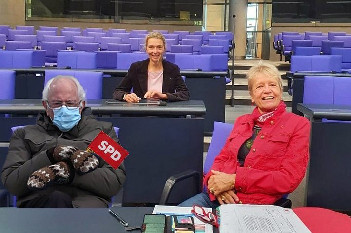 Bernie for Bundestag: Die SPD-Abgeordnete Ulli Nissen freut sich über ihren neuen Sitznachbarn.