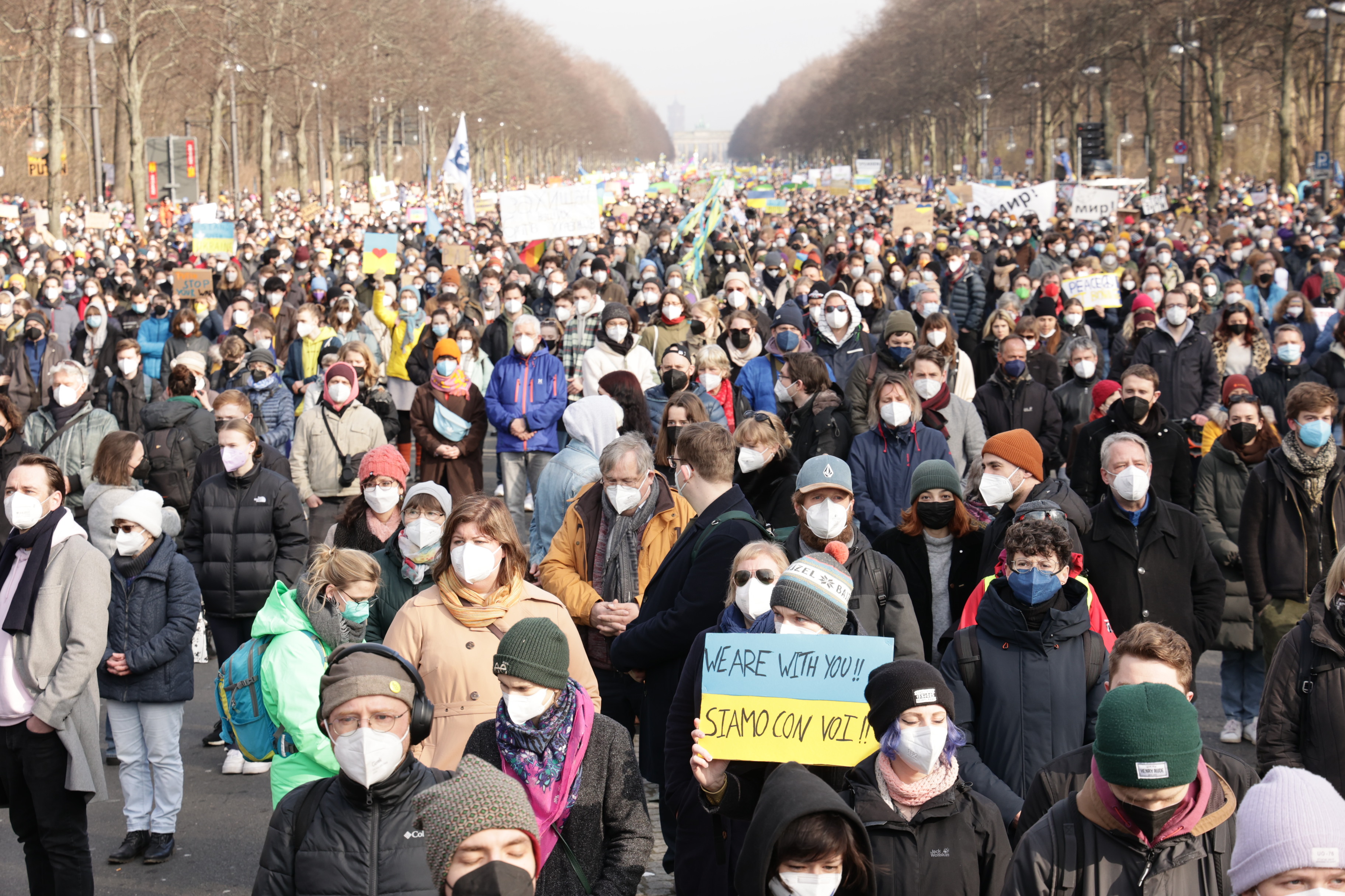 Starkes Zeichen der Solidarität: Mindestens 100.000 Menschen gingen in Berlin gegen den Krieg in der Ukraine auf die Straße.