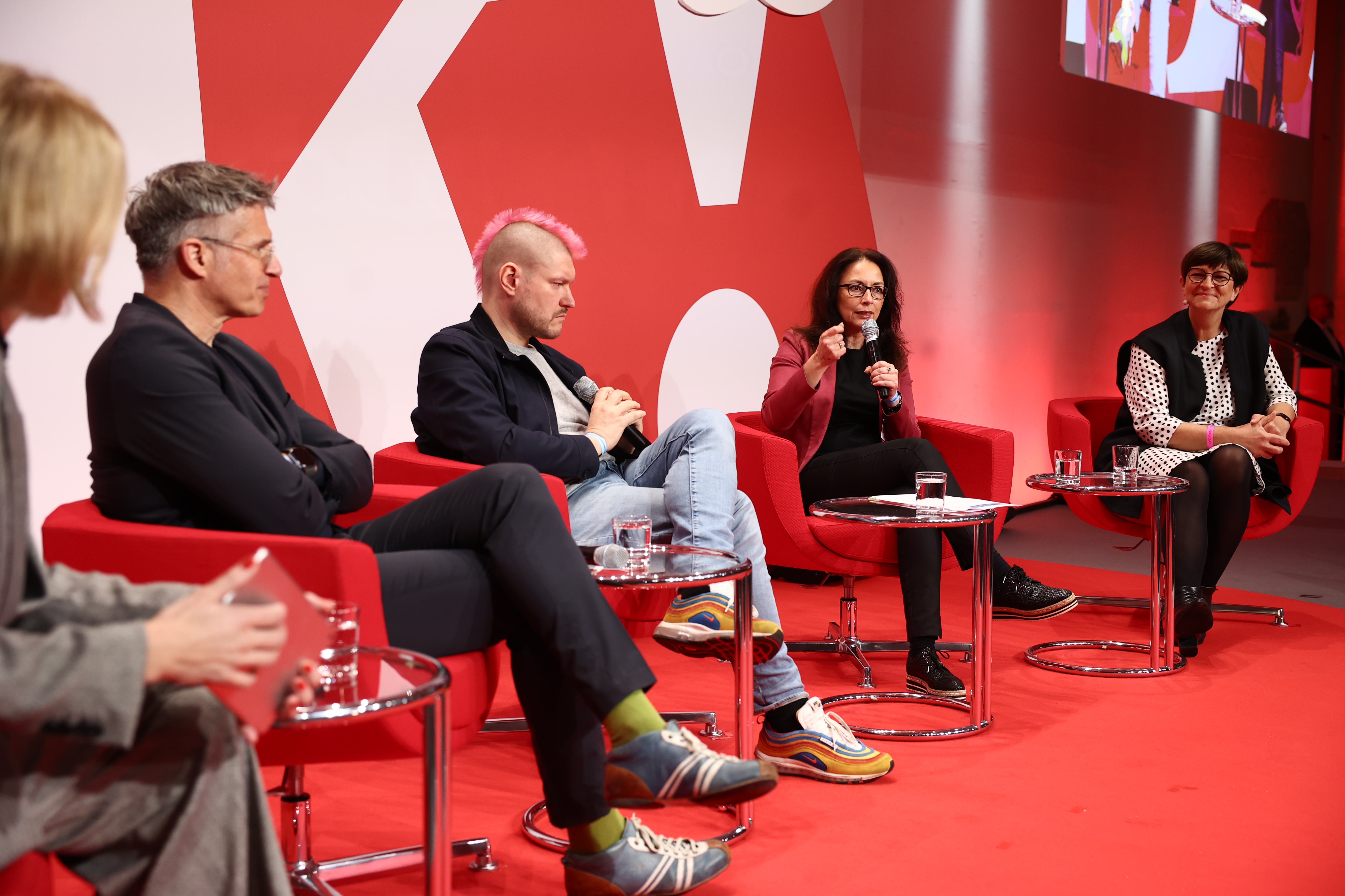 Diskussion auf dem SPD-Debattenkonvent (v.l.): Bernhard Rohleder, Sascha Lobo, Yasmin Fahimi, Saskia Esken.