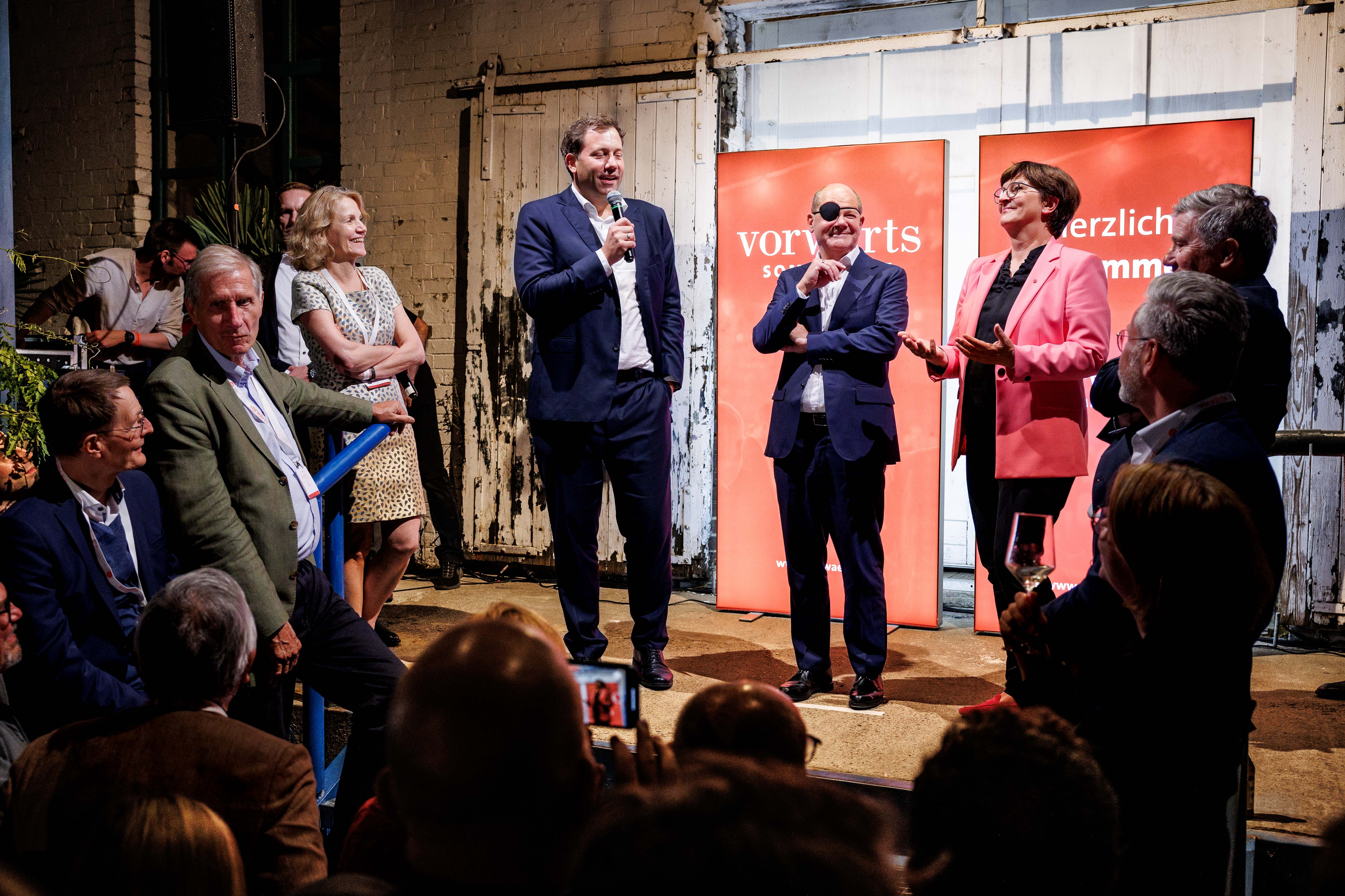 Trotz Augenklappe gut gelaunt: Bundeskanzler Olaf Scholz auf dem vorwärts-Sommerfest mit Chefredakteurin Karin Nink und den SPD-Vorsitzenden Lars Klingbeil und Saskia Esken.