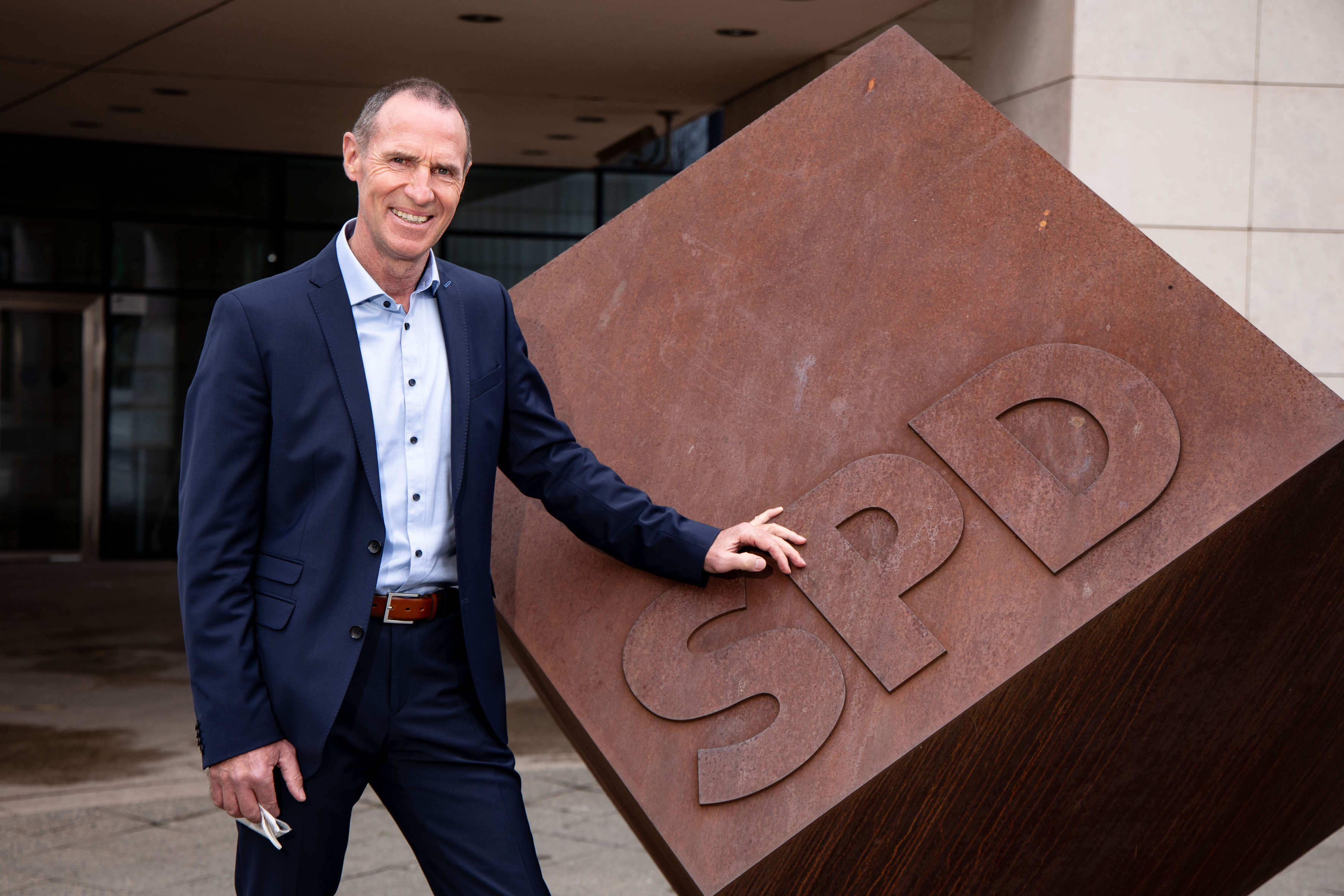 SPD-Neumitglied Frank Ullrich bei seinem ersten Besuch vor dem Willy-Brandt-Haus.