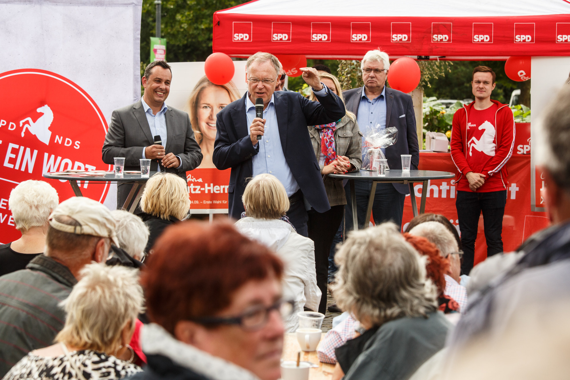 Das ist die Art der Diskussion, die mir Spaß macht.“ Stephan Weil im Gespräch mit Bürgerinnen und Bürgern in Schwanewede.