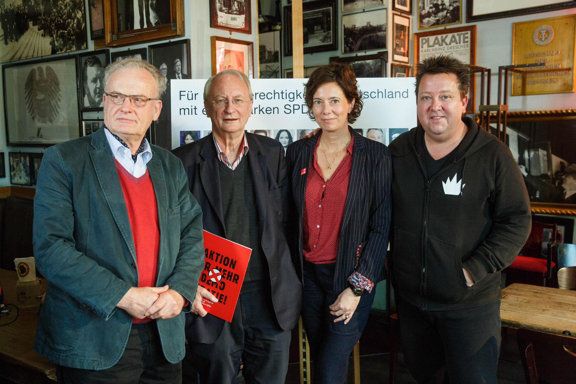 Unterstützen die SPD mit einem Wahlaufruf: Theologe Friedrich Schorlemmer, Künstler Klaus Staeck, Schriftstellerin Eva Menasse und Musiker Sebastian Krumbiegel 