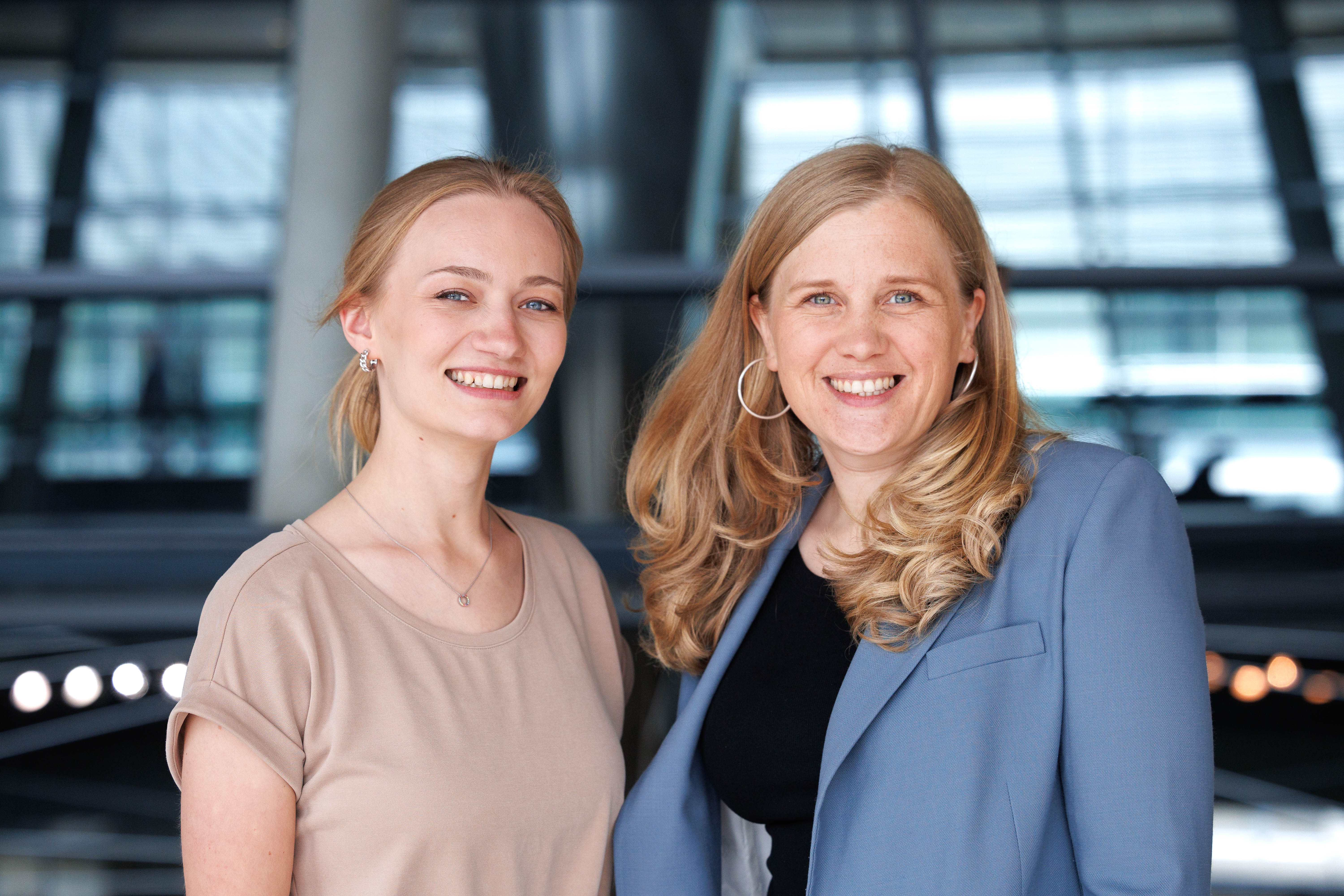 Für das Saarland im Bundestag: Emily Vontz (l.) und Josephine Ortleb im Reichstagsgebäude