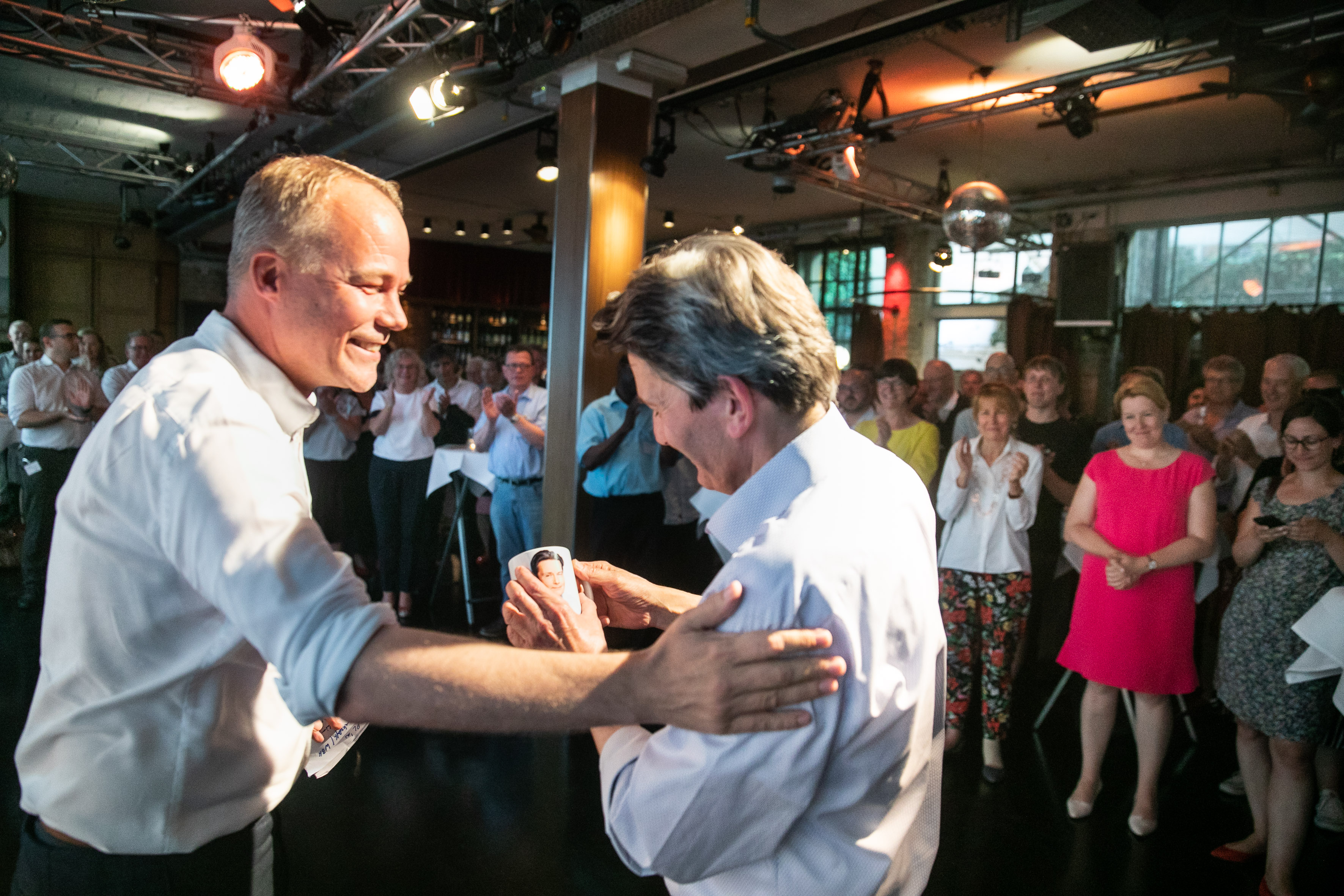PL-Sprecher Matthias Miersch überreicht dem SPD-Fraktionsvorsitzenden Rolf Mützenich zum 60. Geburtstag eine Tasse mit dessen Konterfei.