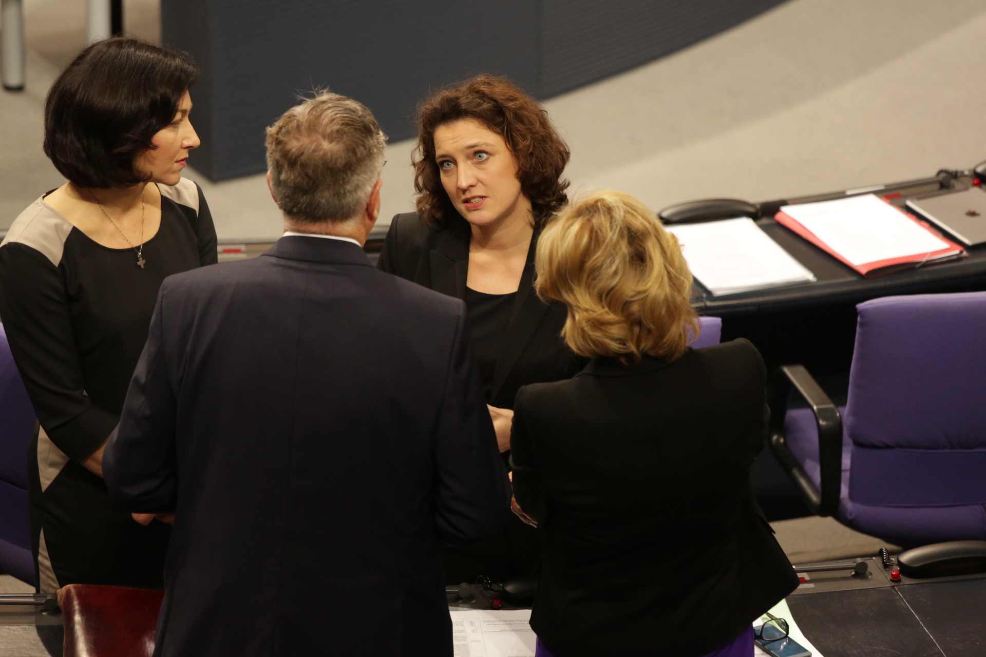Die SPD-Politikerin Carola Reimann (3. v. l.) im Gespräch während der Orientierungsdebatte zur Sterbebegleitung am Donnerstag im Bundestag. Foto: Dirk Bleicker