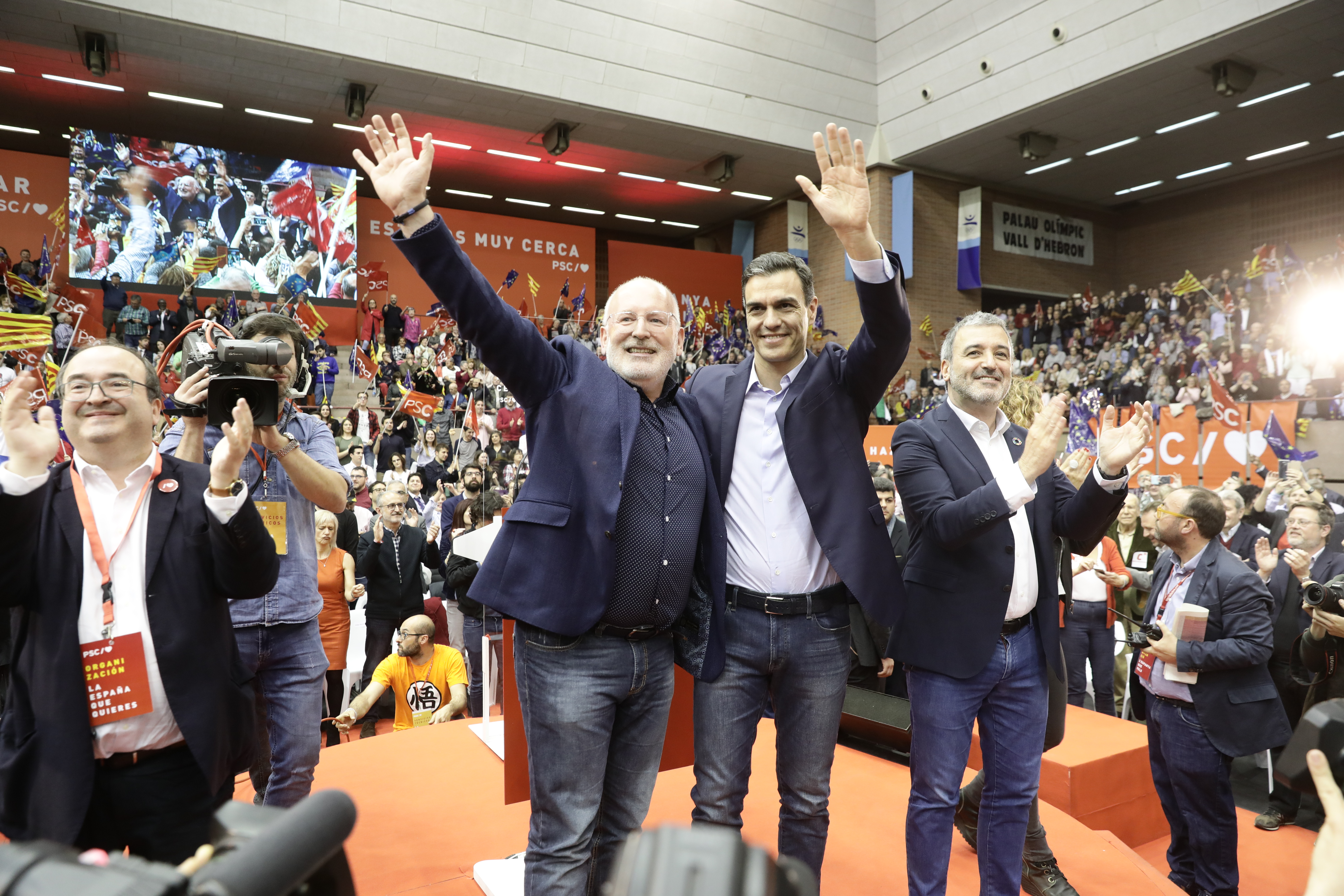 Standing Ovations in Barcelona: SPE-Spitzenkandidat Frans Timmermans mit dem spanischen Ministerpräsidenten Pedro Sánchez