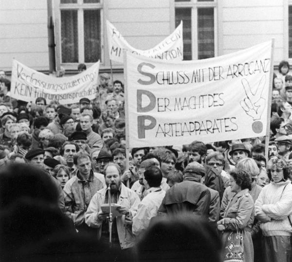 Mutig vor dem Mauerfall: Am 5. November 1989 zeigt die Sozialdemokratie in der DDR Flagge bei einer Demonstration in Stralsund.