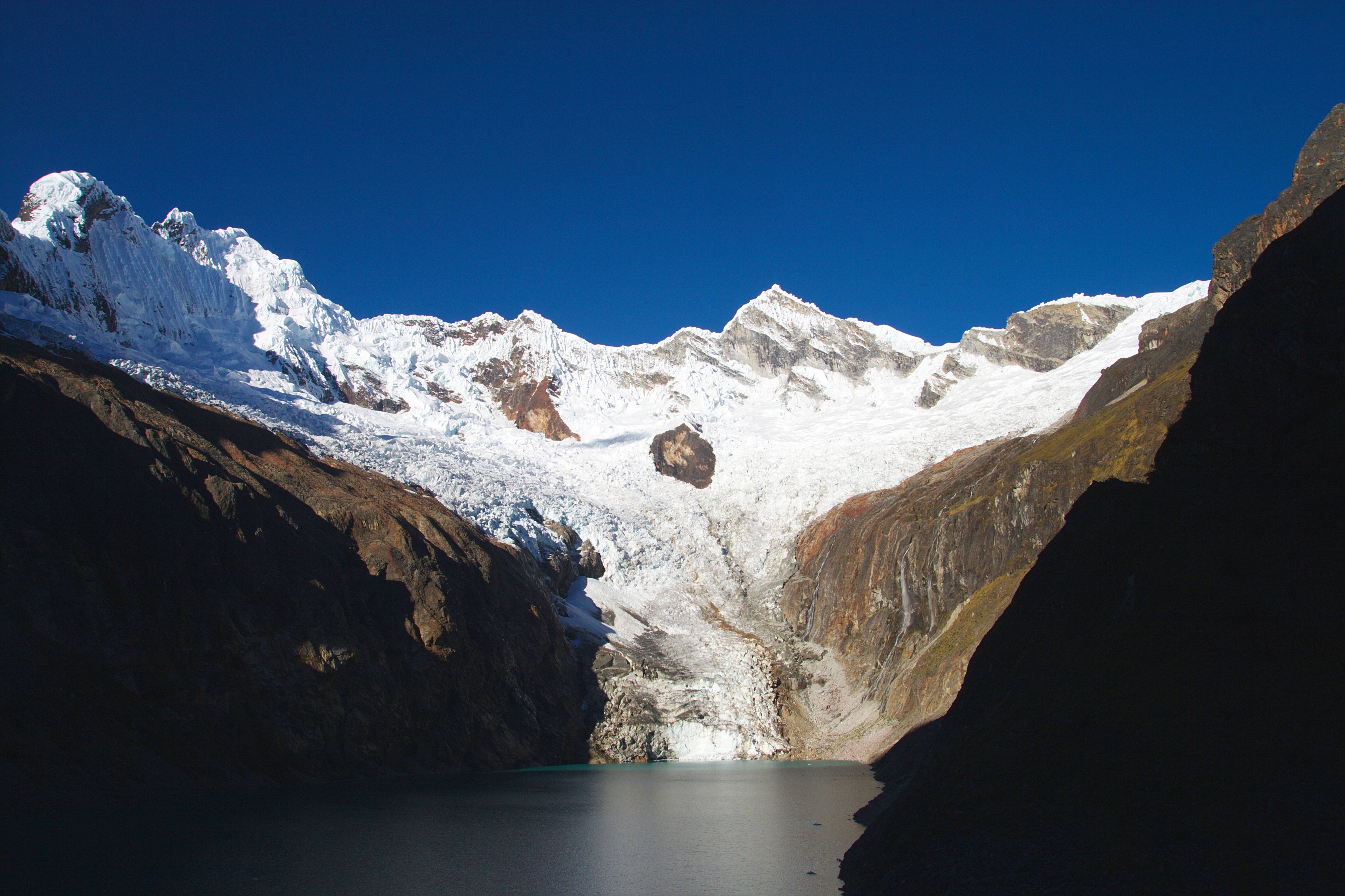 Der Gletschersee Arhueycocha in den südamerikanischen Anden: In den vergangenen vierzig Jahren haben die Gletscher des längsten Gebirges der Welt zwischen 30 und 50 Prozent an Oberfläche verloren, Tendenz steigend. 