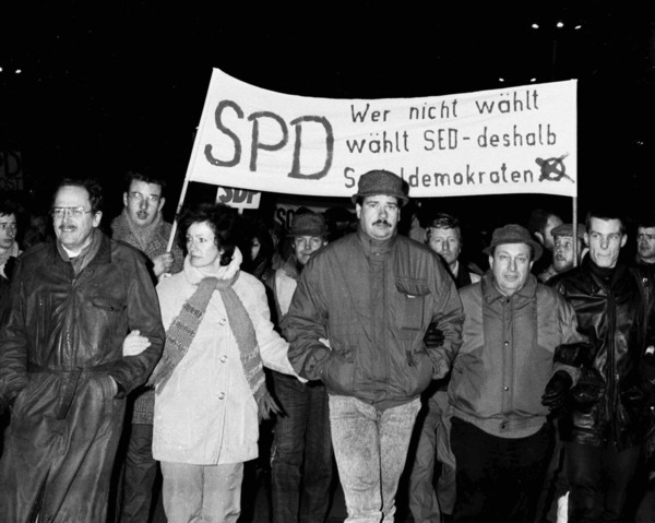 Demonstration in Ost-Berlin im November 1989: Die SDP hatte großen Anteil an der Politisierung der Zivilgesellschaft in der DDR.