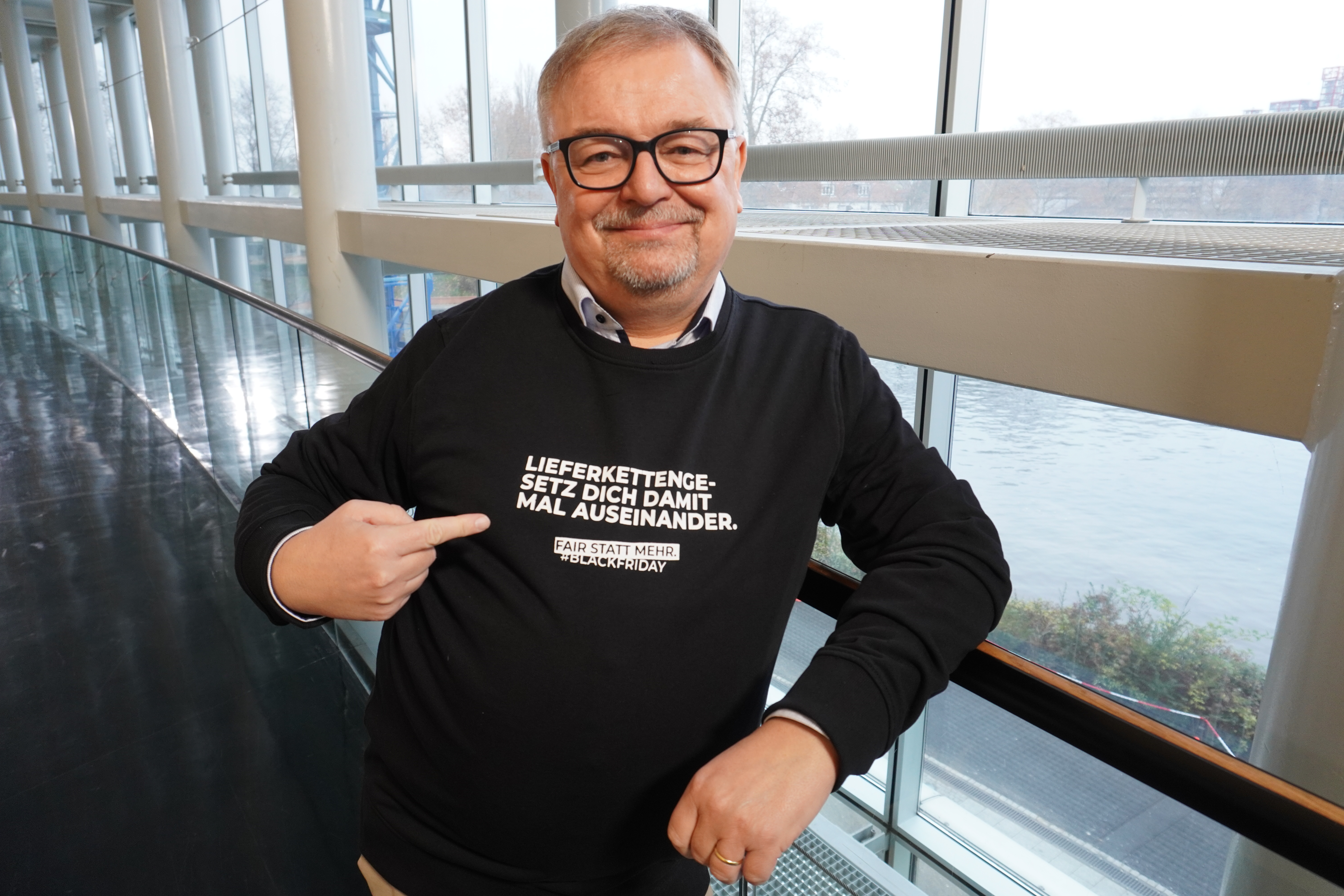 „Fashion-Shooting“ zum „Black Friday“: Jens Geier, Vorsitzender der SPD-Europa, wirbt für einen „Black Fair Day“.