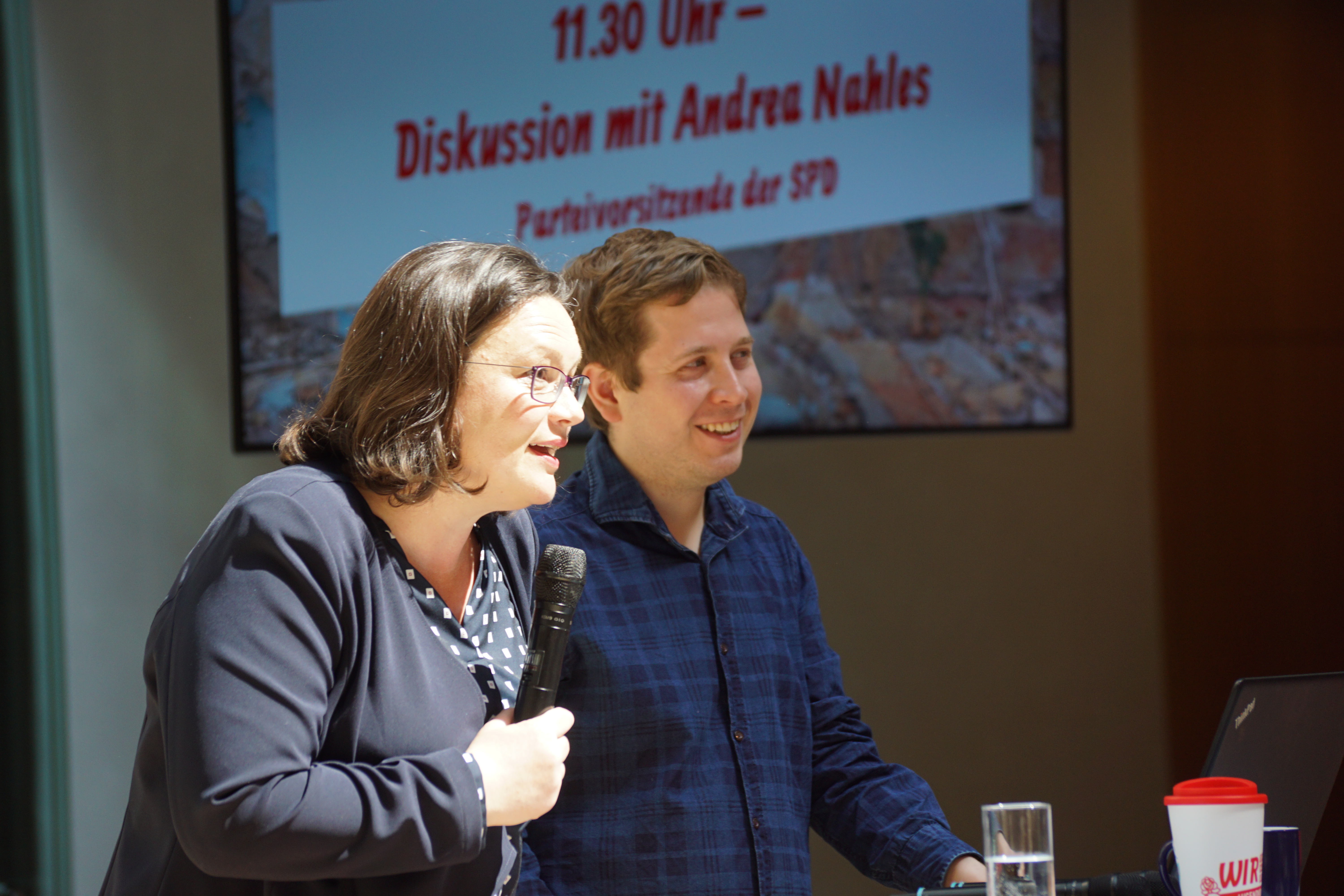 Andrea Nahles debattiert mit den Jusos über die Erneuerung