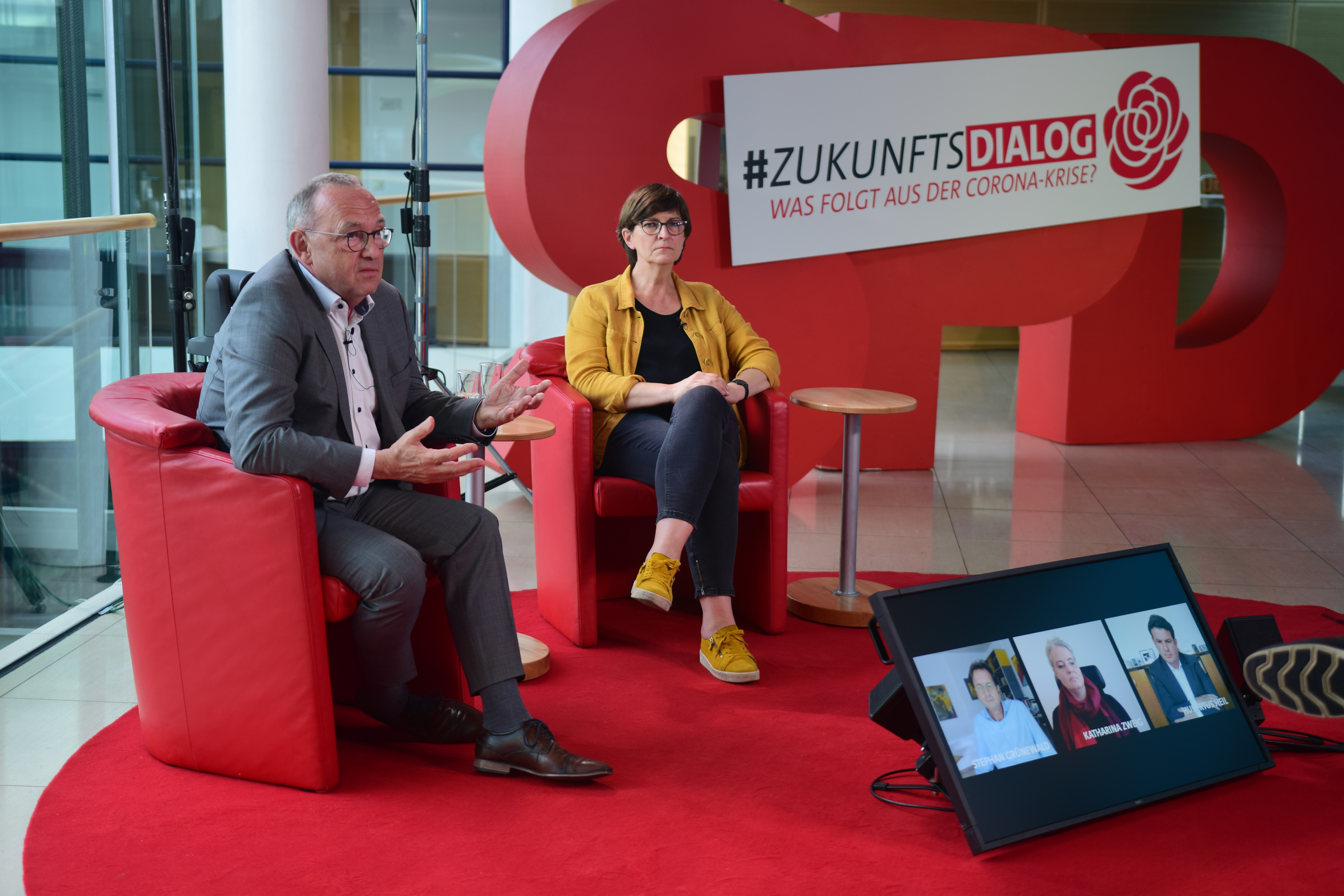 Im Zukunftsdialog diskutieren die Parteivorsitzenden Norbert Walter-Borjans (links) und Saskia Esken gemeinsam mit Publikum und Gästen.