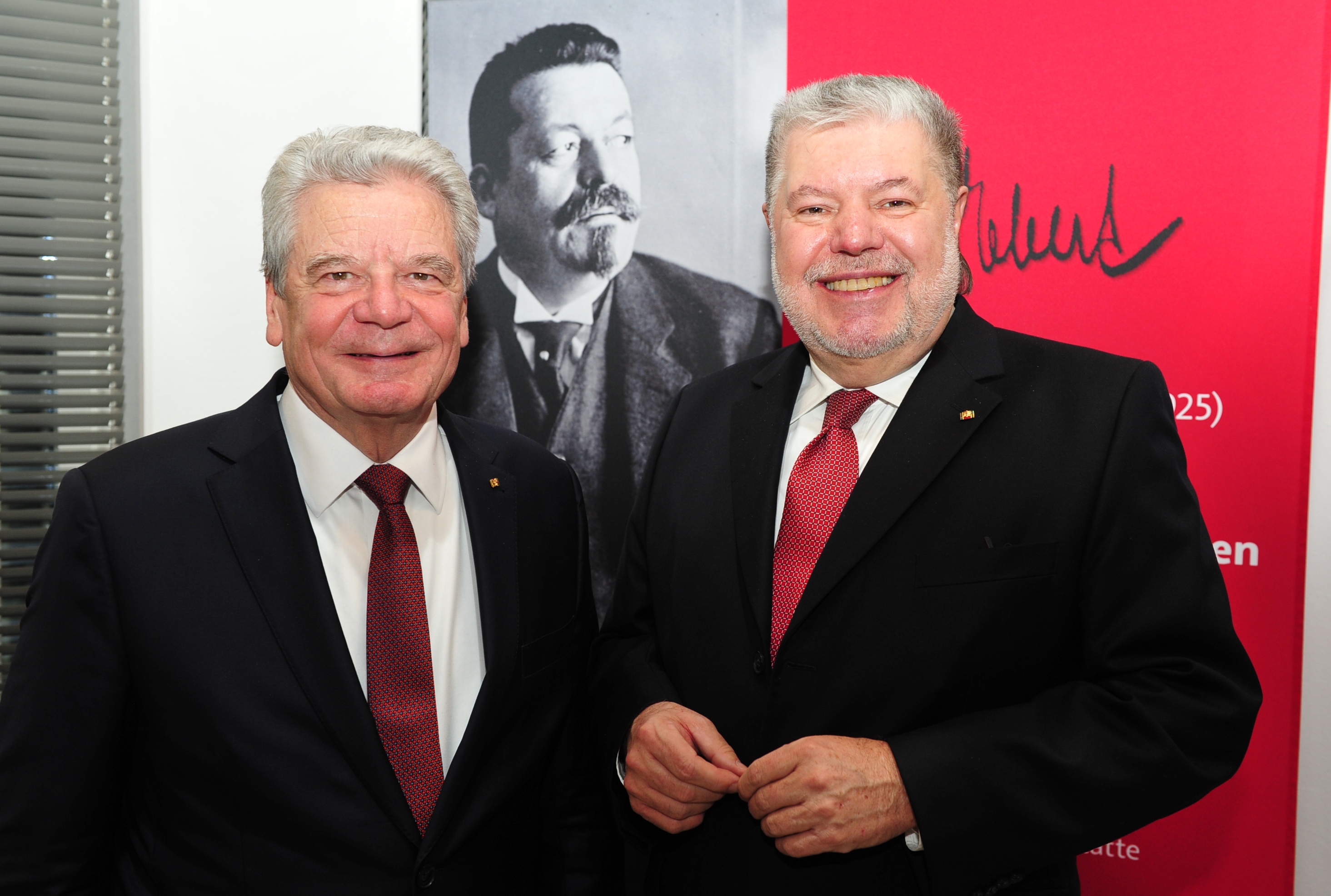 Bundespräsident Joachim Gauck gratuliert dem Vorsitzenden der FES Kurt Beck zum 90-jährigen Bestehen der Stiftung.