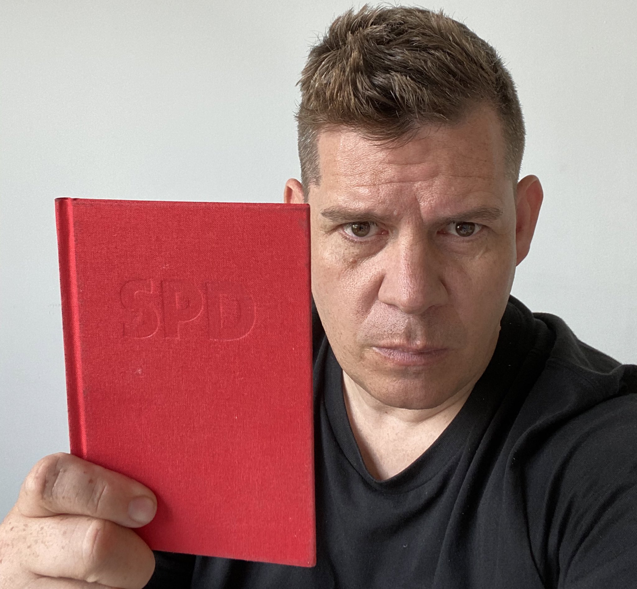 Raphael Brinkert: Das rote Parteibuch ist für mich ein starkes Symbol gegen Diskriminierung, Ausgrenzung und soziale Ungerechtigkeit.