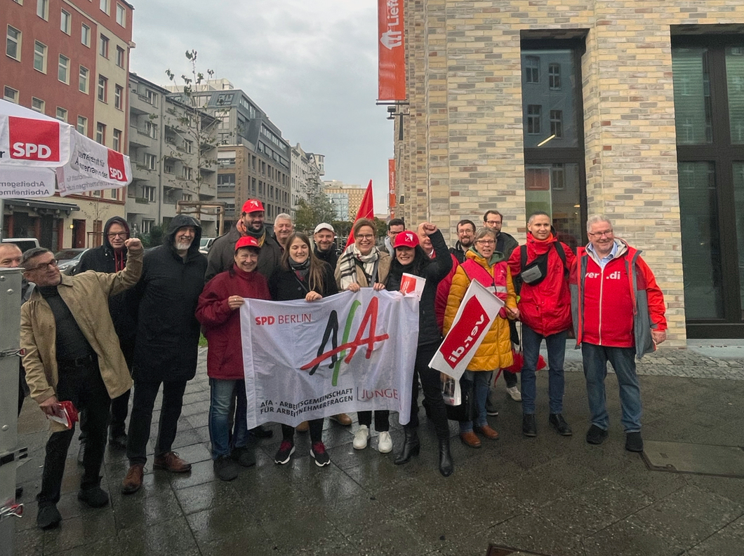 Demonstration vor der Lieferando-Zentrale in Berlin: Cansel Kiziltepe und die AfA