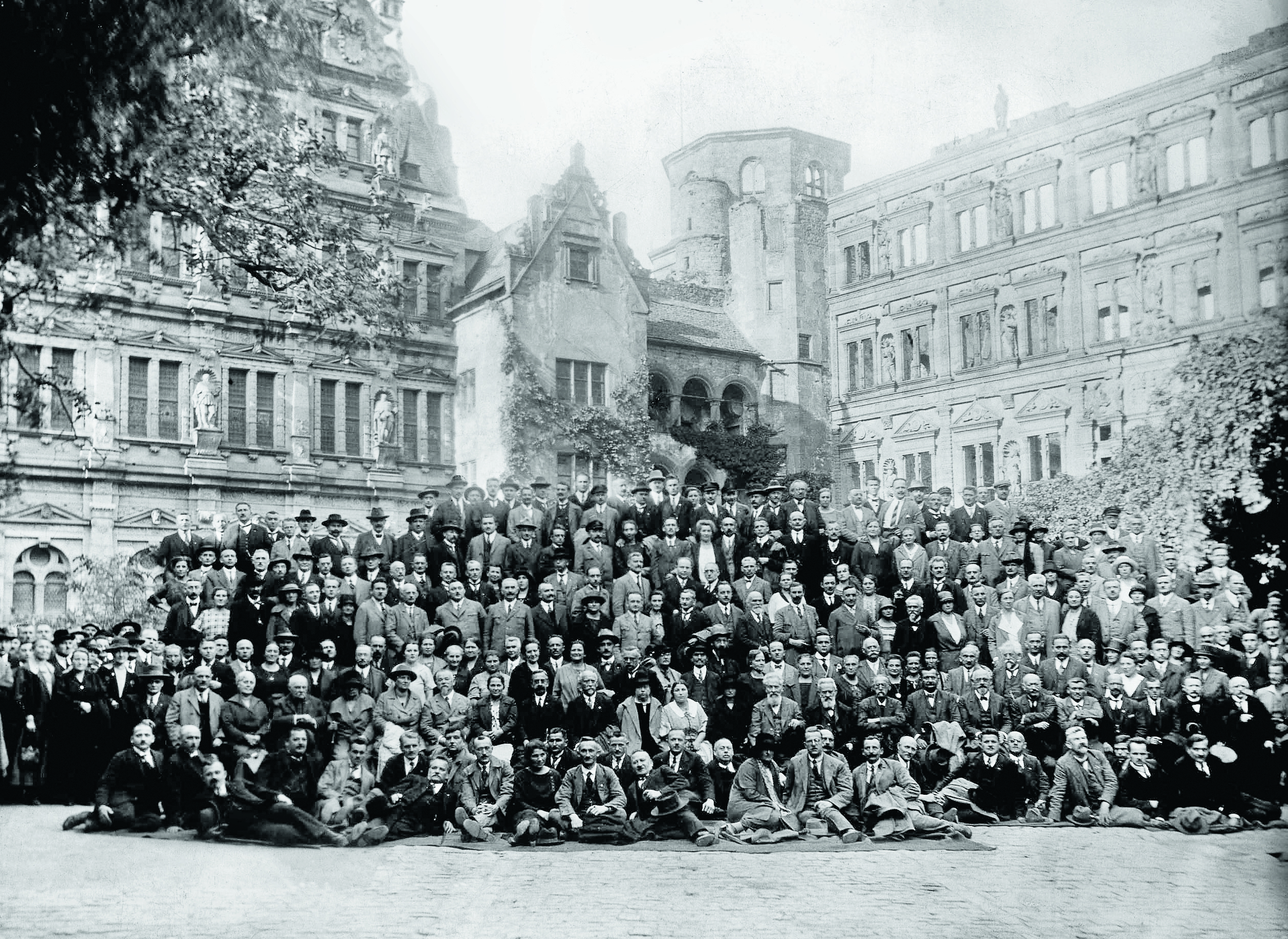 13. September 1925: Die Delegierten des SPD-Parteitags versammeln sich im Hof des Heidelberger Schlosses zum Erinnerungsfoto.