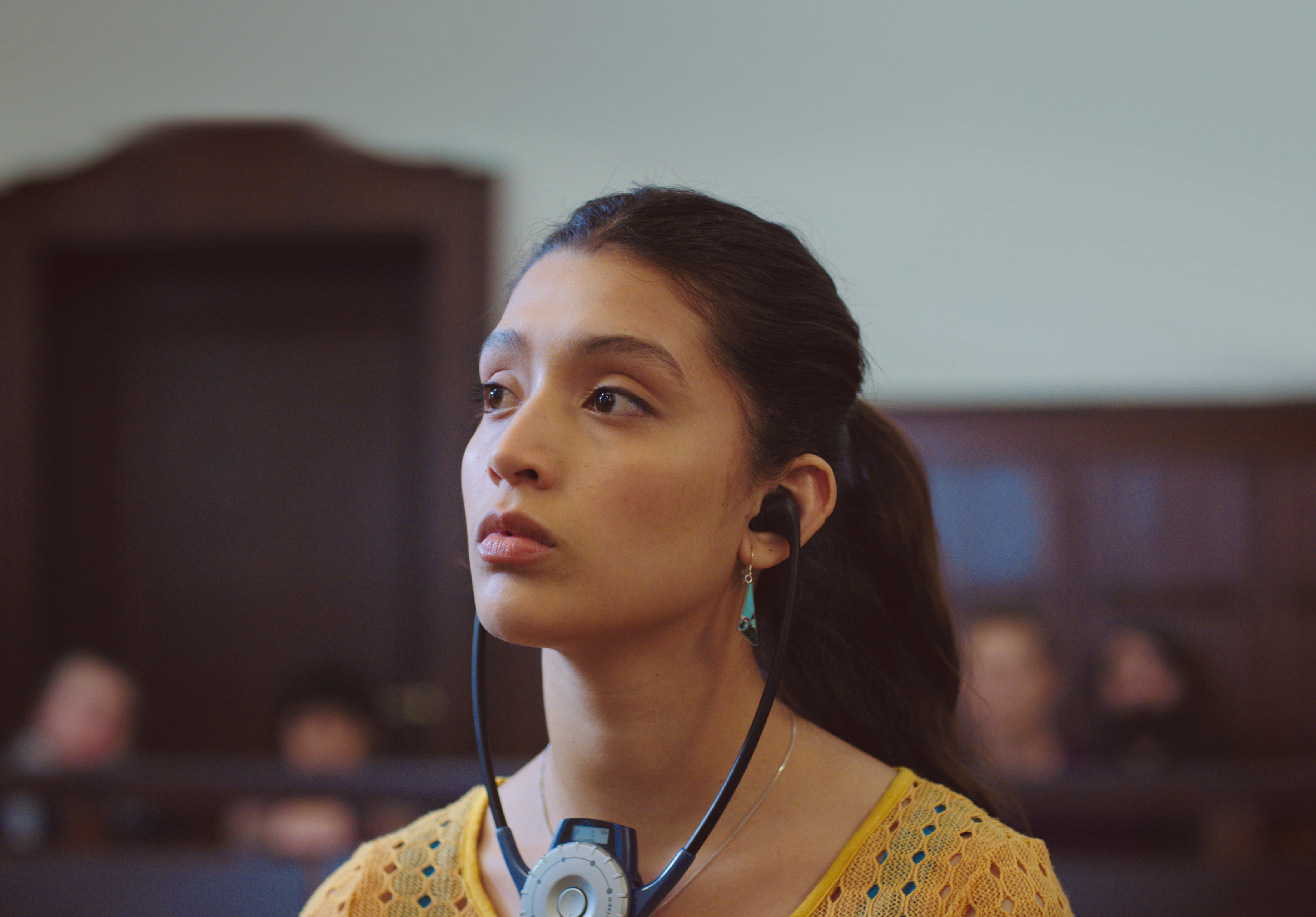 Zum Prozess in Deutschland: Naomi (Scarlett Jaimes) entdeckt zunächst widerwillig die neue Heimat ihrer getöteten Schwester.