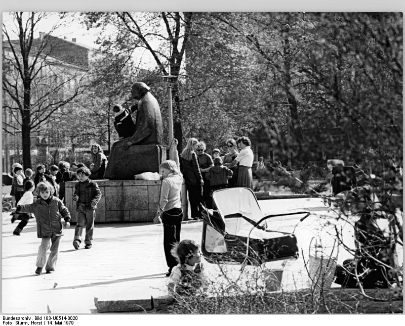 Treffpunkt für Generationen: der Kollwitzplatz in Berlin-Prenzlauer Berg im Jahr 1979.