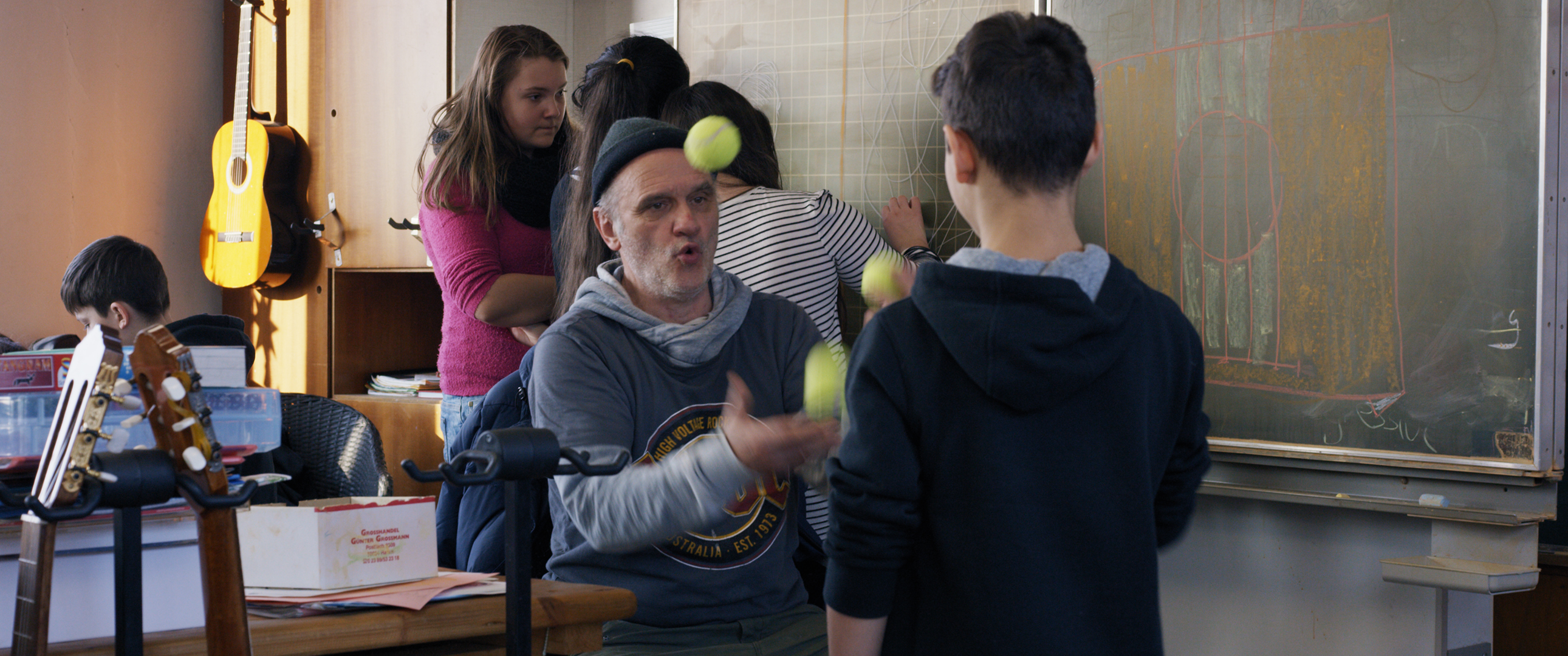 Lockere Atmosphäre im Klassenzimmer: Bei Lehrer Dieter Bachmann geht vieles über Musik.