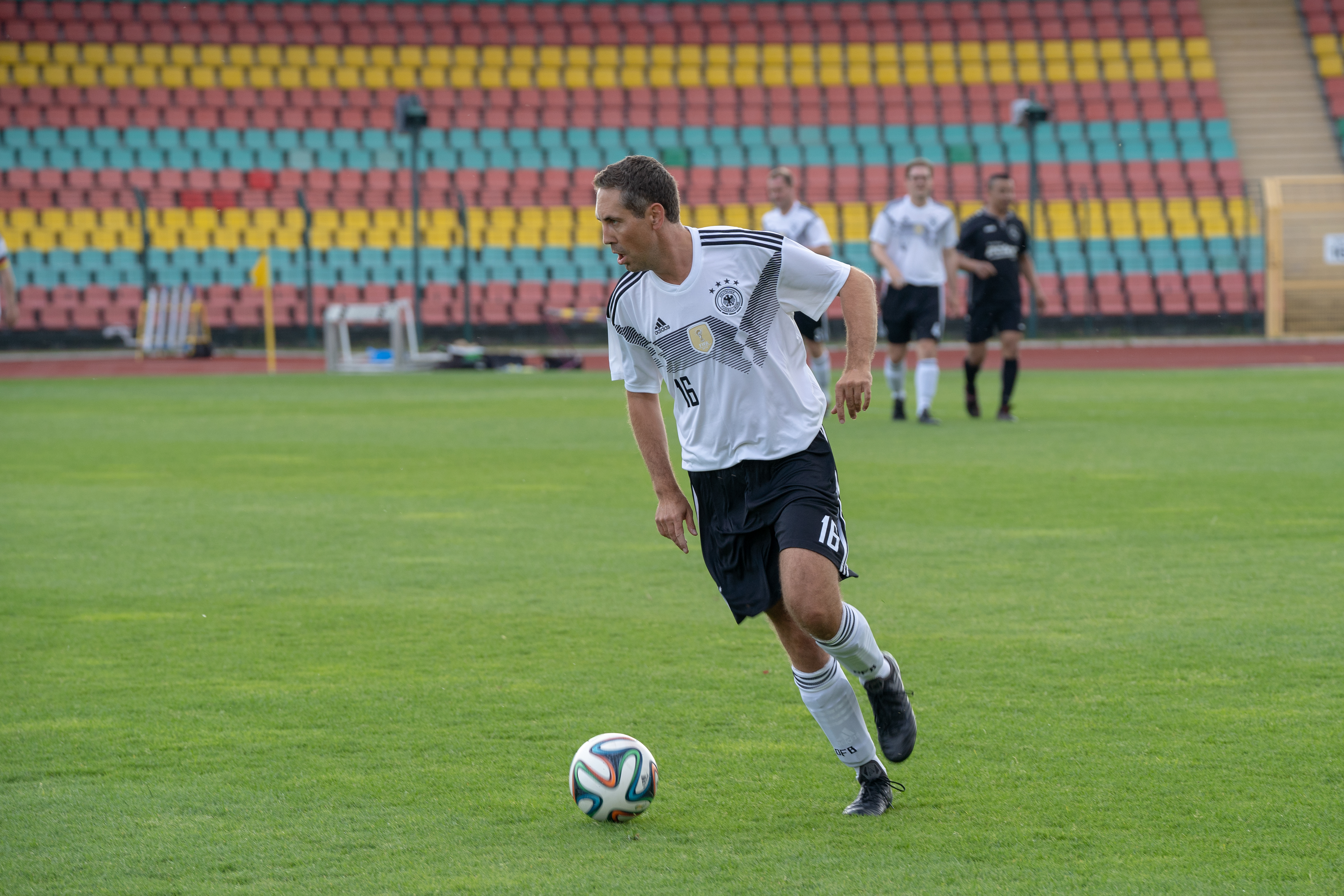 In internationaler Mission: Michael Schrodi für den FC Bundestag am Ball.