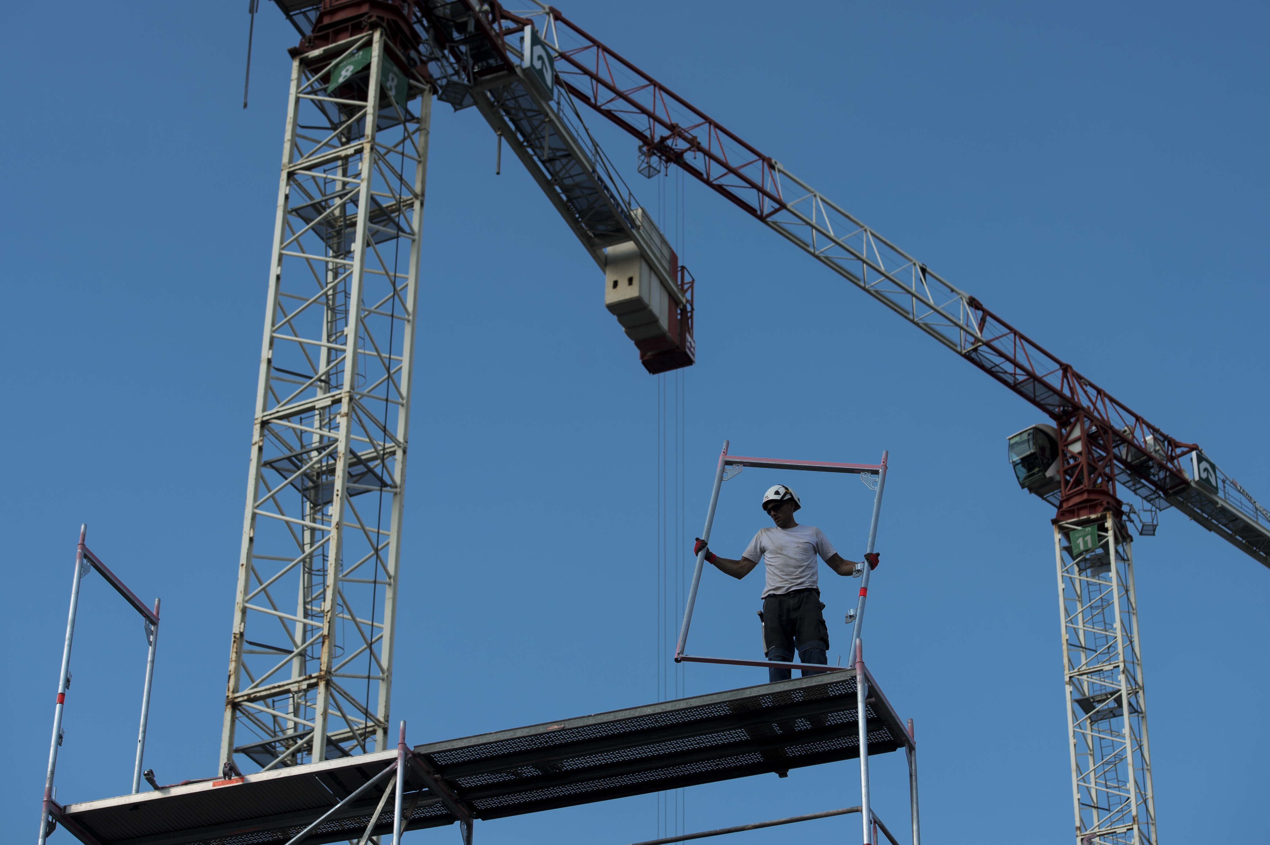 Gerüstbauer in Berlin: Wie soll die Wirtschaft weiterhin ihren Fachkräftebedarf decken, wenn auch nur fünf oder zehn Prozent der Arbeitskräfte eine Auszeit mit Grundeinkommen einer wertschöpfenden Tätigkeit vorziehen würden?