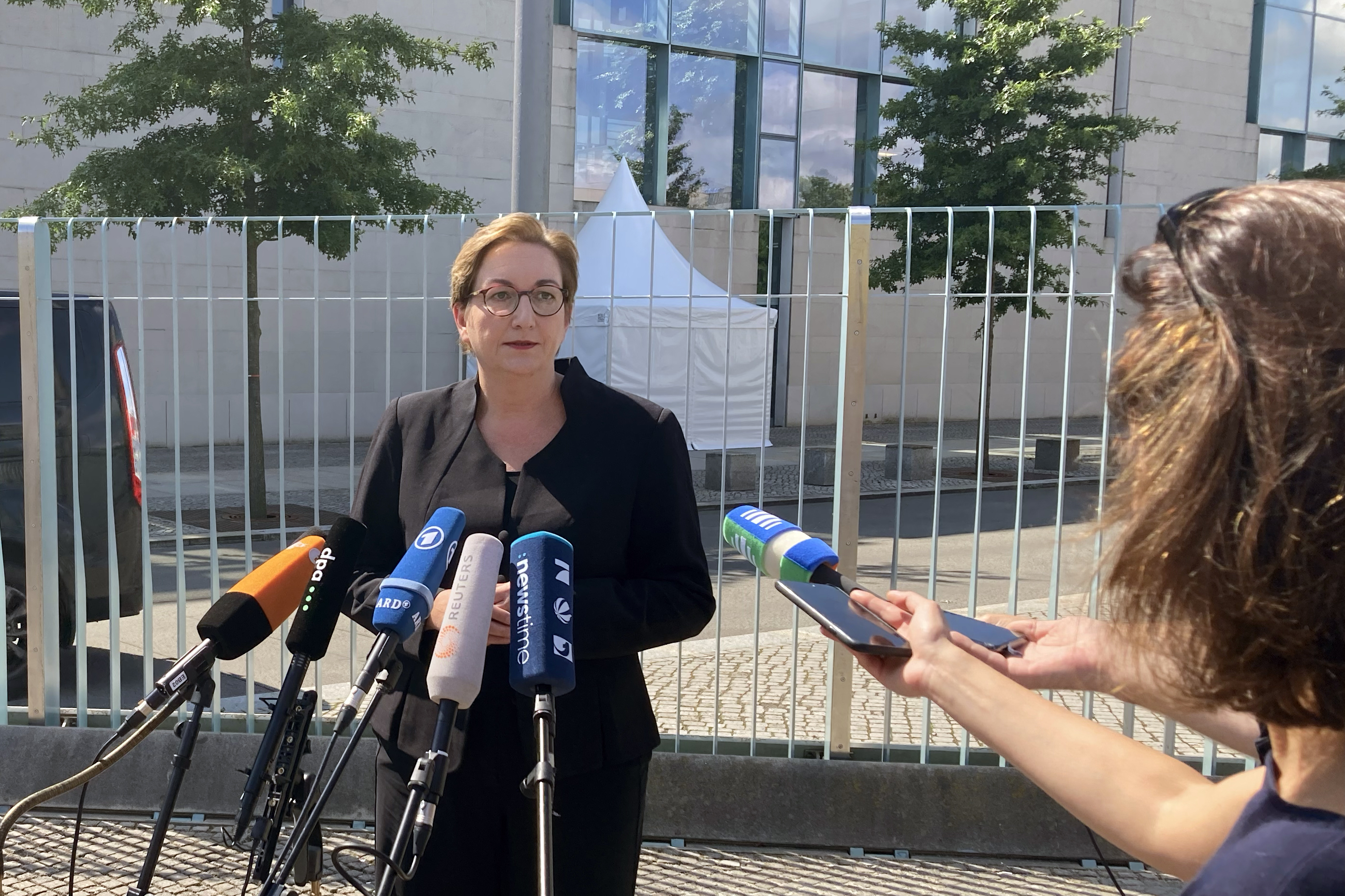 Direkt vor dem Kanzleramt: Bundesbauministerin Klara Geywitz informiert am 16.08.2023 nach der Kabinettssitzung die Medien.