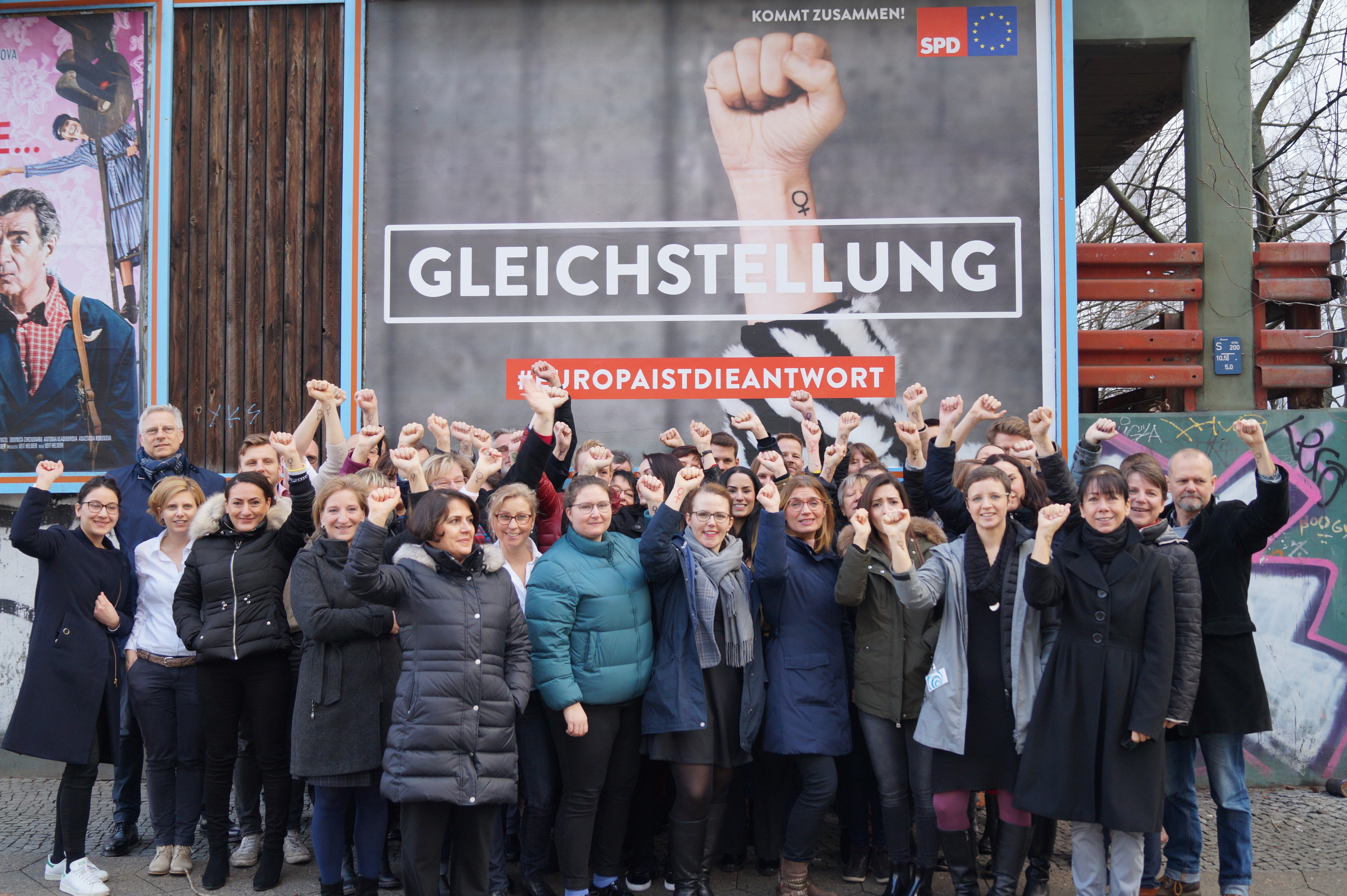 Mitarbeiterinnen und Mitarbeiter des SPD-Parteivorstands mit einer Fotoaktion zum Internationalen Frauentag