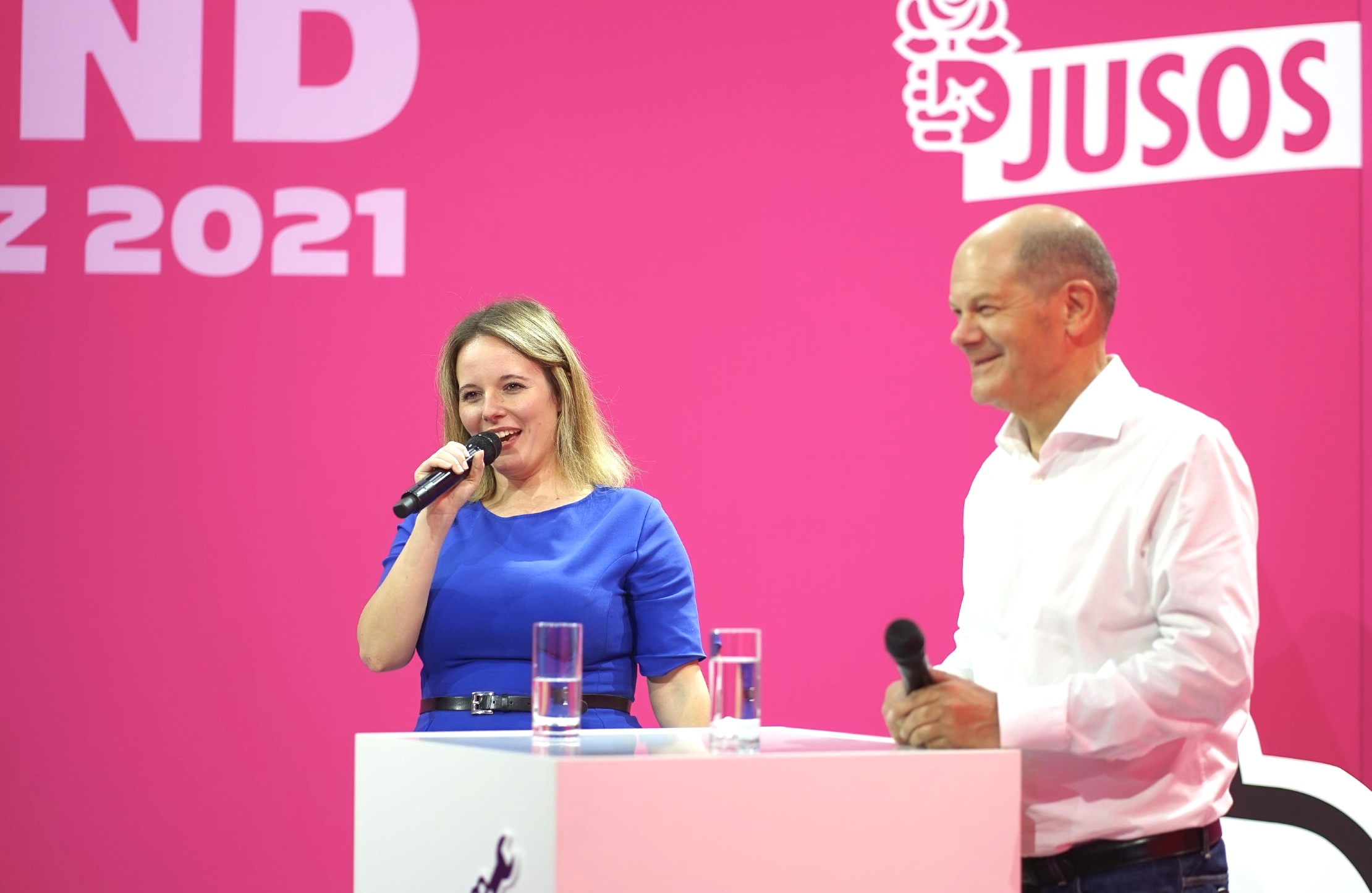 Jessica Rosenthal und Olaf Scholz im Gespräch bei der digitalen Juso-Jugendkonferenz.