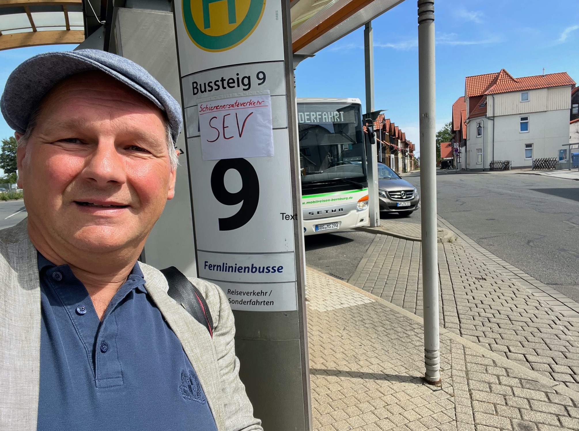 Unterwegs mit Bus und Bahn: Der SPD-Bundestagsabgeordnete Mathias Stein.