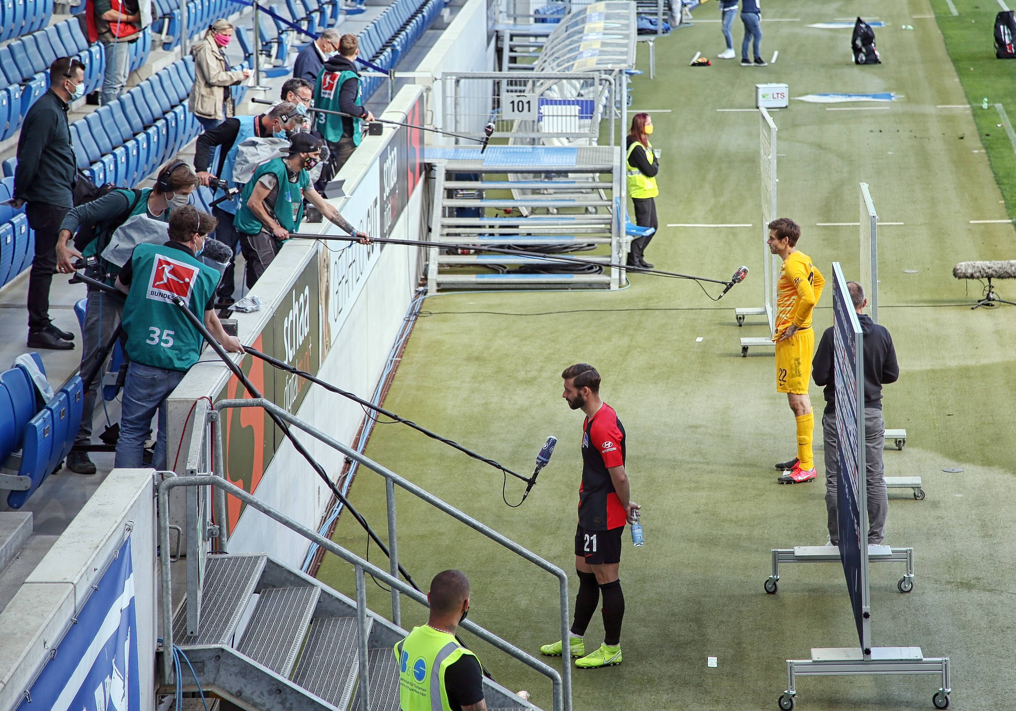 Journalist*innen gehörten zu den wenigen erlaubten Gästen beim Bundesliga-Neustart in der Corona-Krise. 