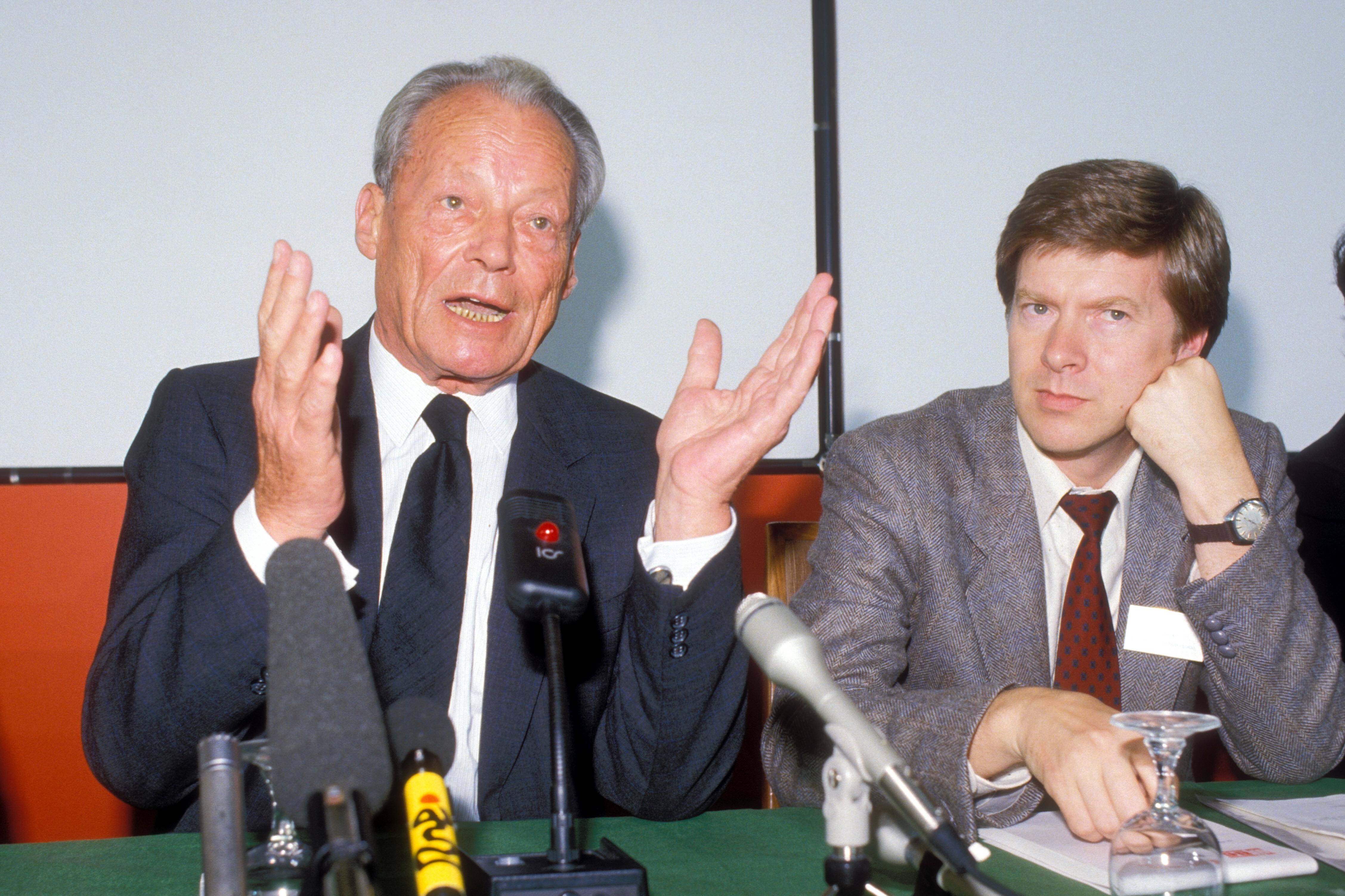 Willy Brandt 1986 bei einer Pressekonferenz im Rahmen einer Konferenz der Sozialistischen Internationalen in Bonn: Er war 16 Jahre lang Präsident der SI.
