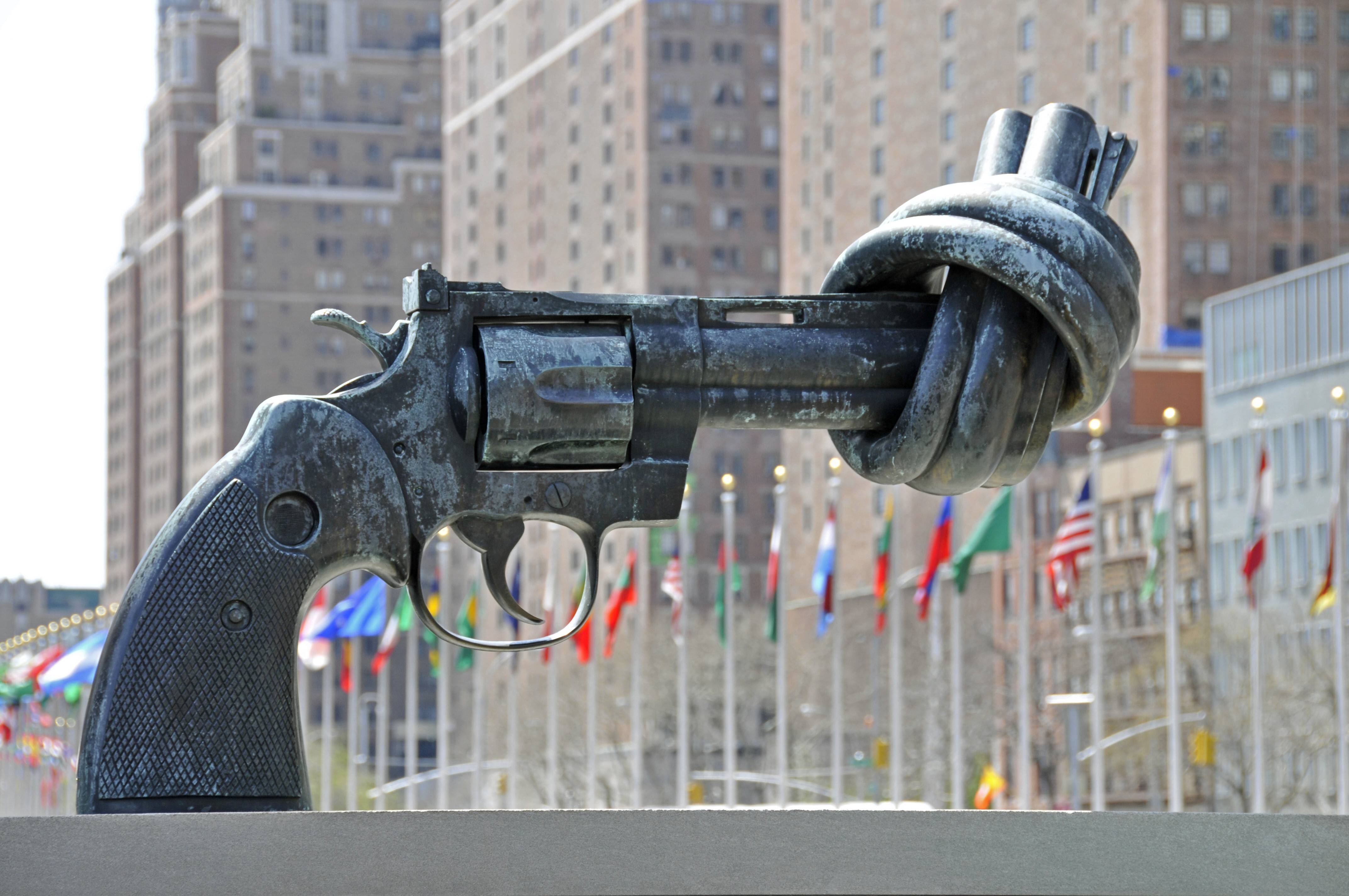 Die SPD arbeitet für Frieden, Abrüstung und eine Stärkung der Vereinten Nationen: symbolhaft dafür die Non Violence-Skulptur vor dem UNO-Hauptquartier in New York 