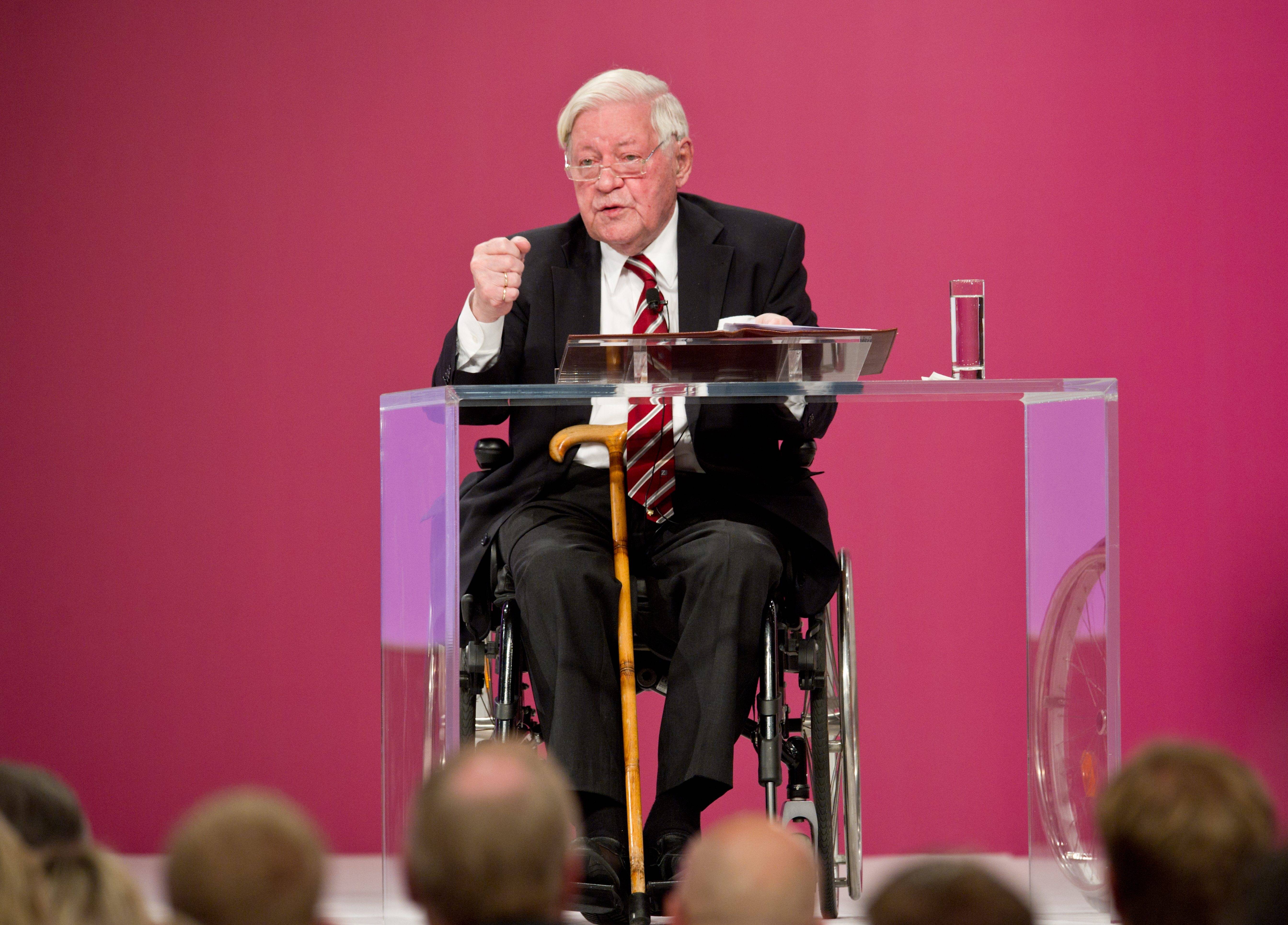 Weiter an der Europäischen Union arbeiten: Auch Helmut Schmidts Rede auf dem SPD-Parteitag 2011 floss in die fiktive Europa-Rede ein.