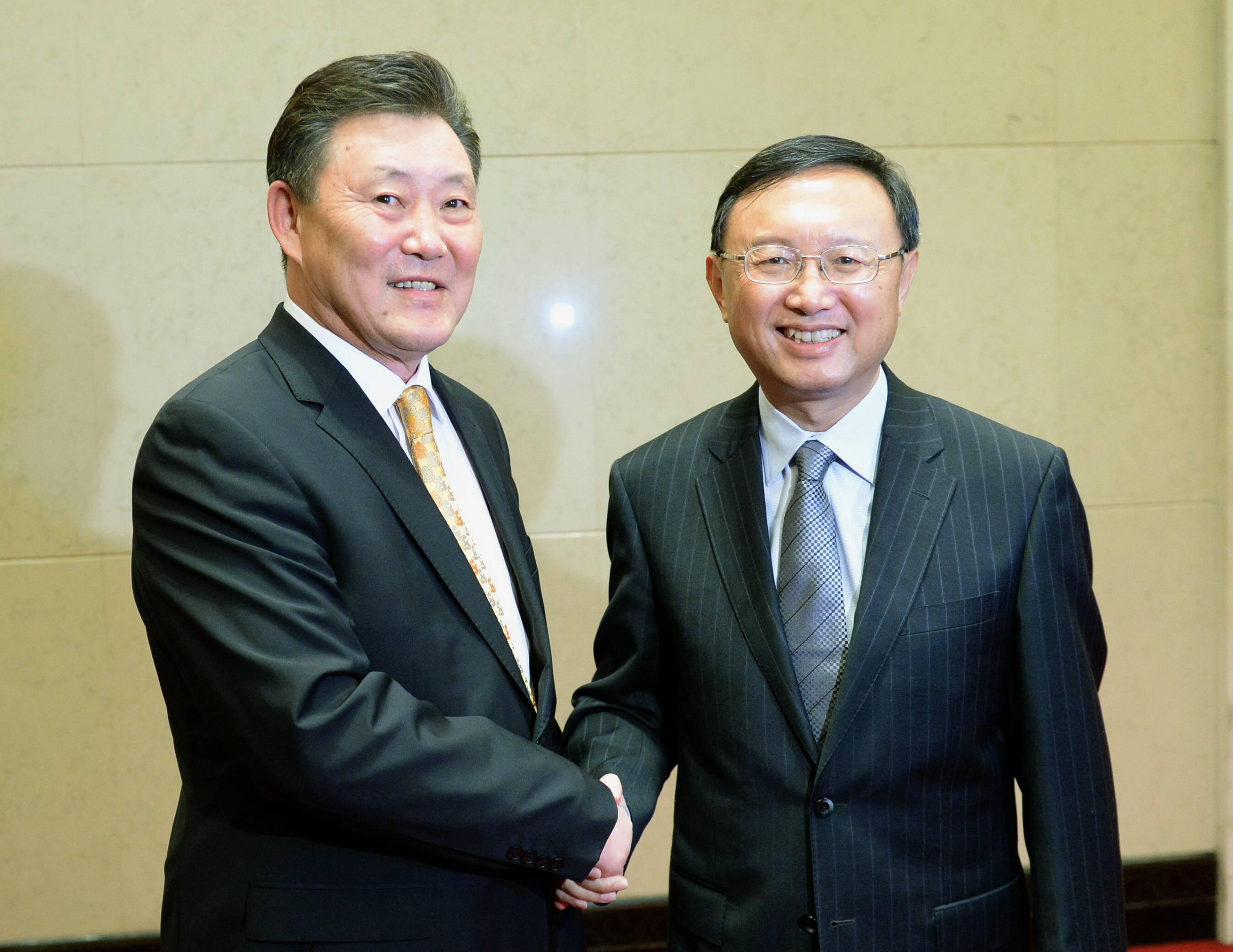 Der damalige mongolische Vizeminister Dendev Terbishdagva (l.) trifft in Peking den chinesischen Staatsrat Yang Jiechi, Aufnahme aus dem Jahr 2013.