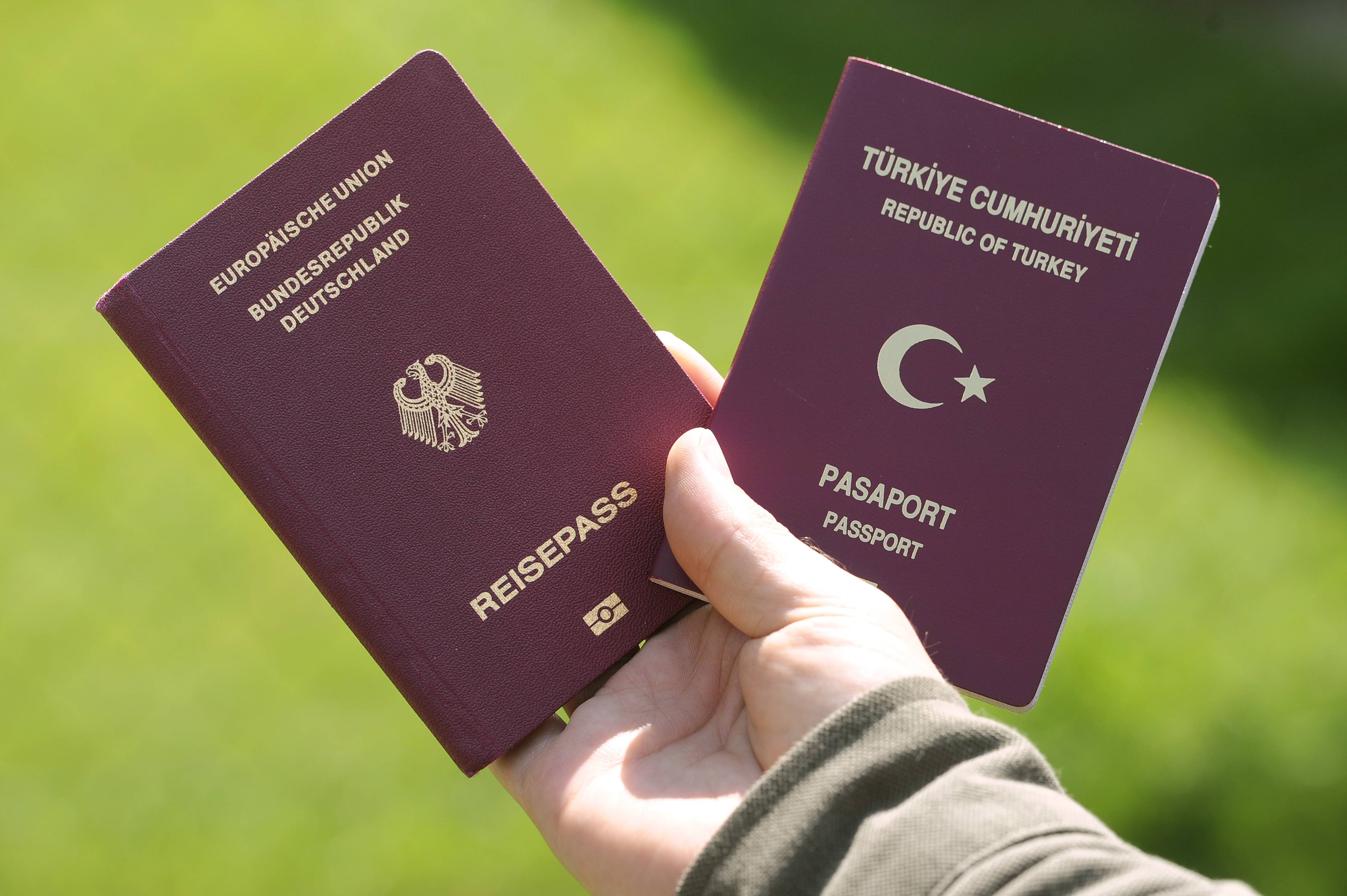 Niemand soll sich mehr gegen einen Pass entscheiden müssen: Die Bundesregierung will die doppelte Staatsbürgerschaft allen ermöglichen.