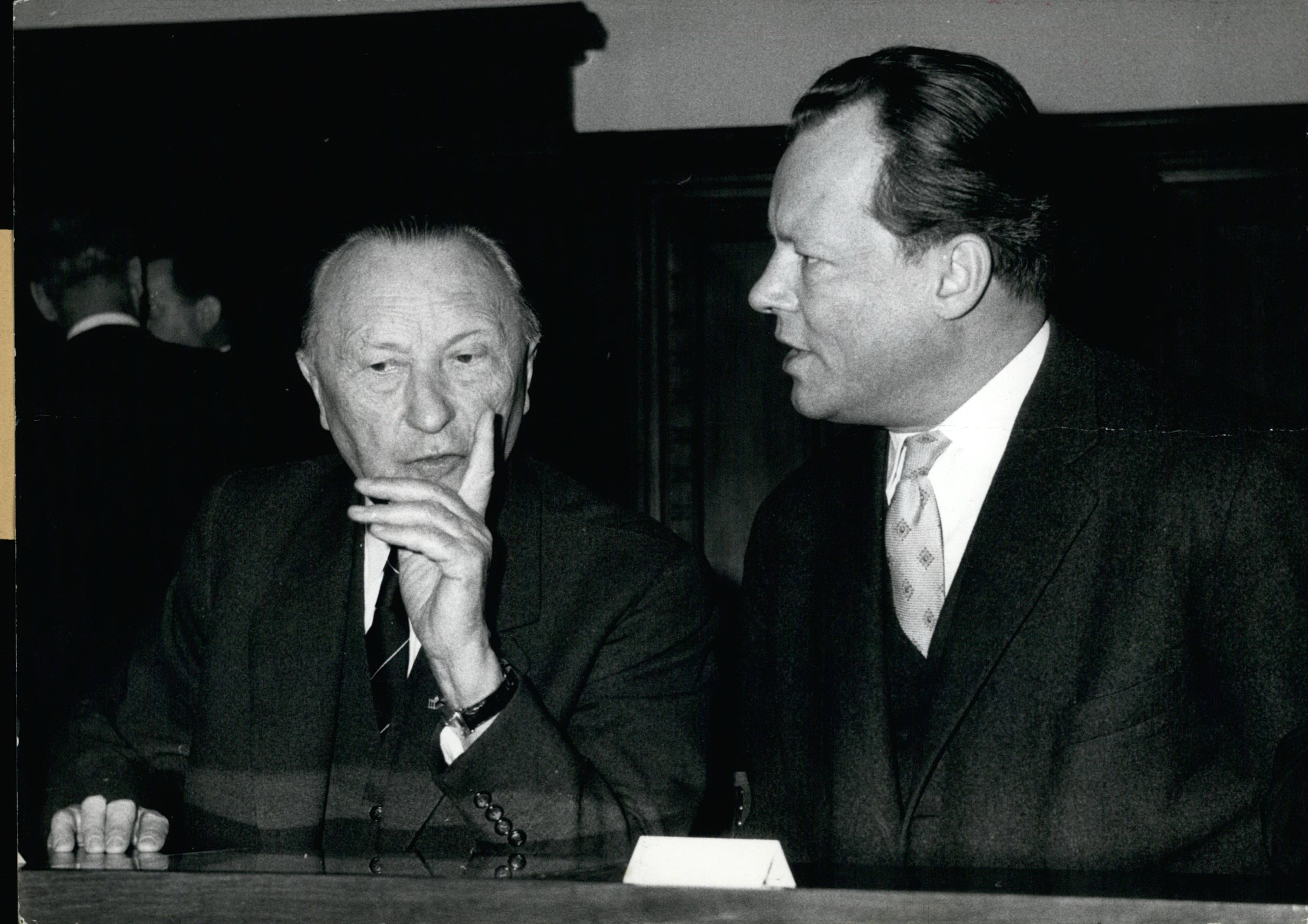 Wusste über alles Bescheid: Konrad Adenauer (l.) ließ auch Willy Brandt bespitzeln.