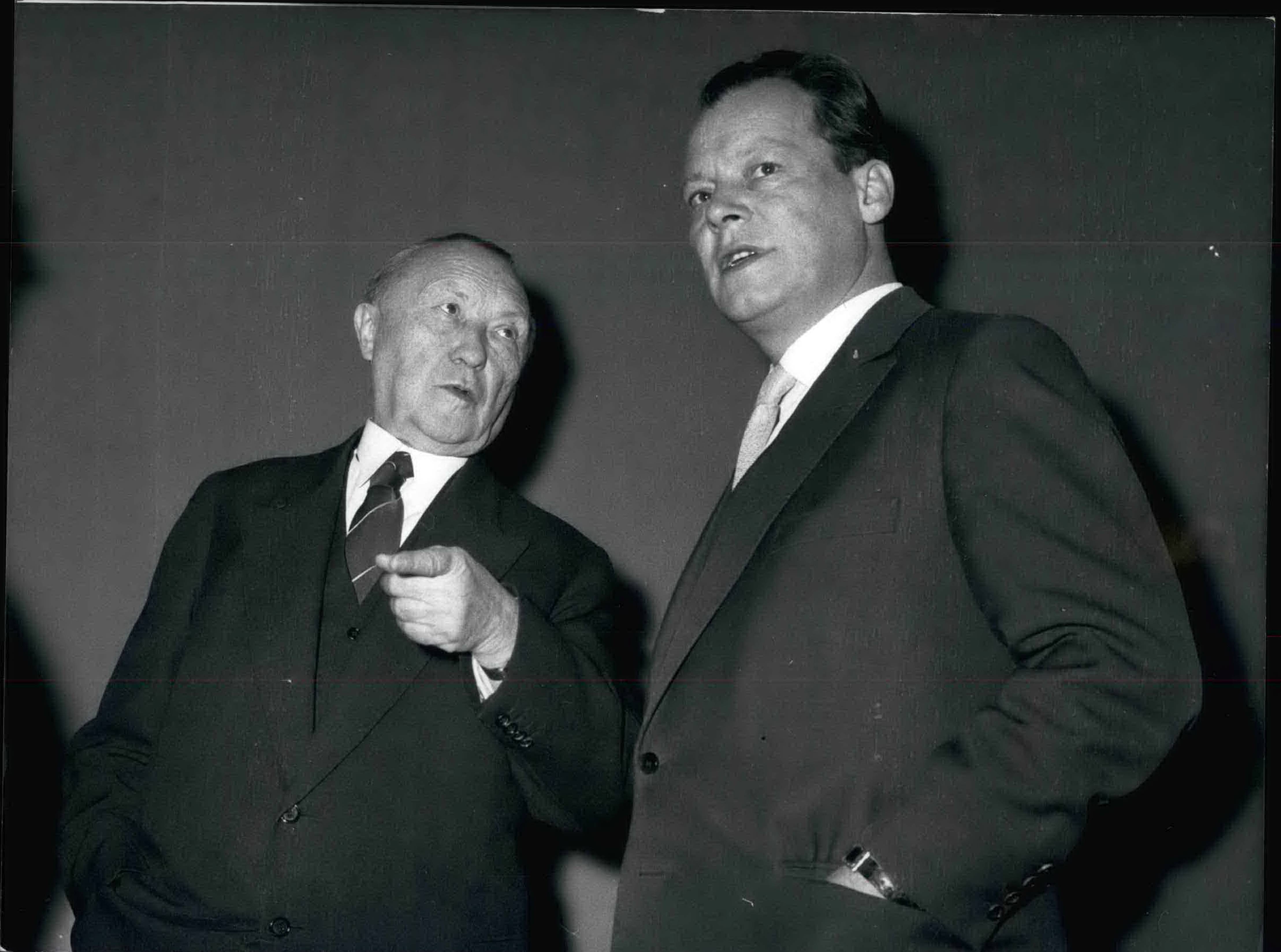 Machiavelli vom Rhein: Konrad Adenauer ließ systematisch die SPD-Spitze und Willy Brandt (r.) bespitzeln.